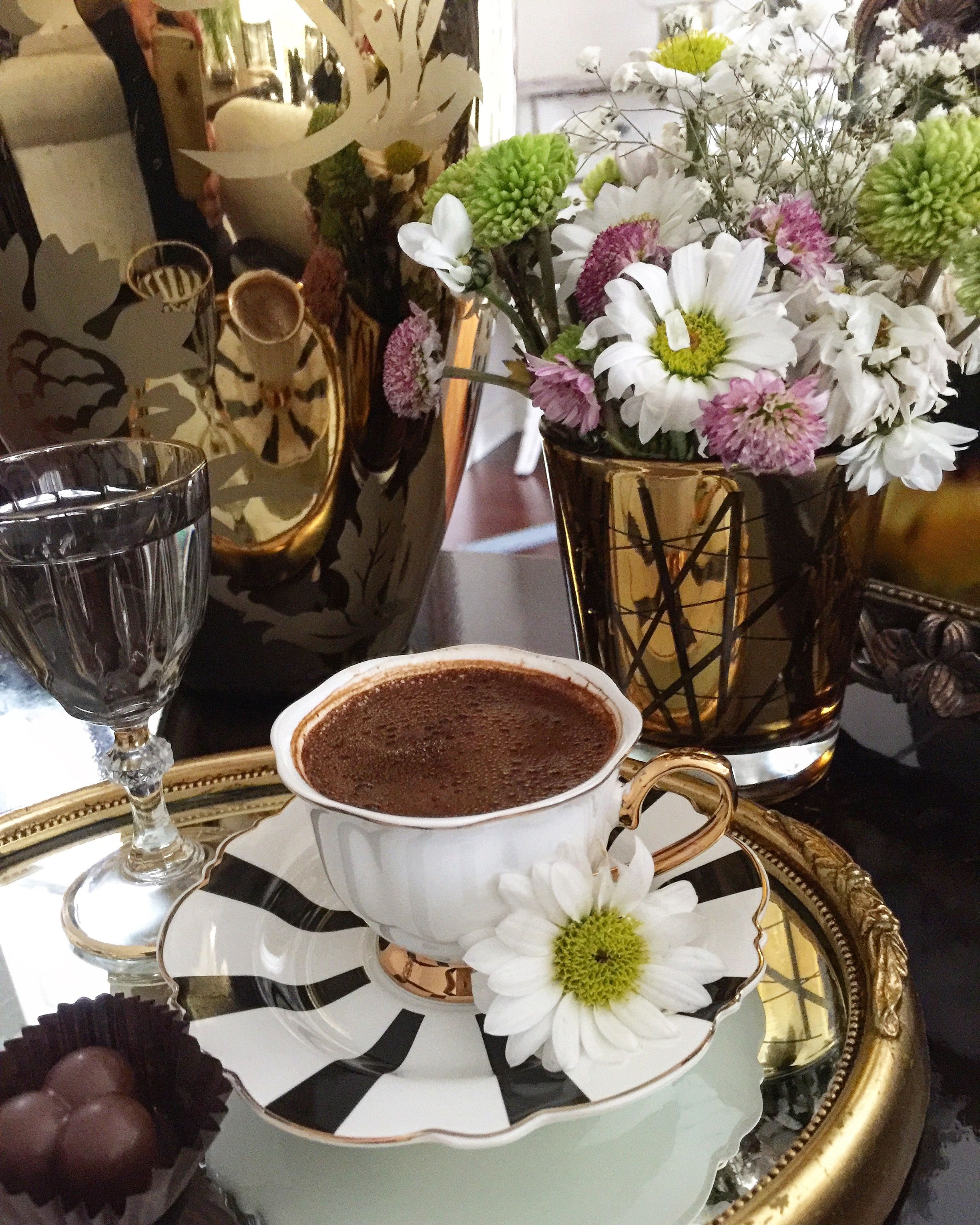 Фото цветы и кофе на столе