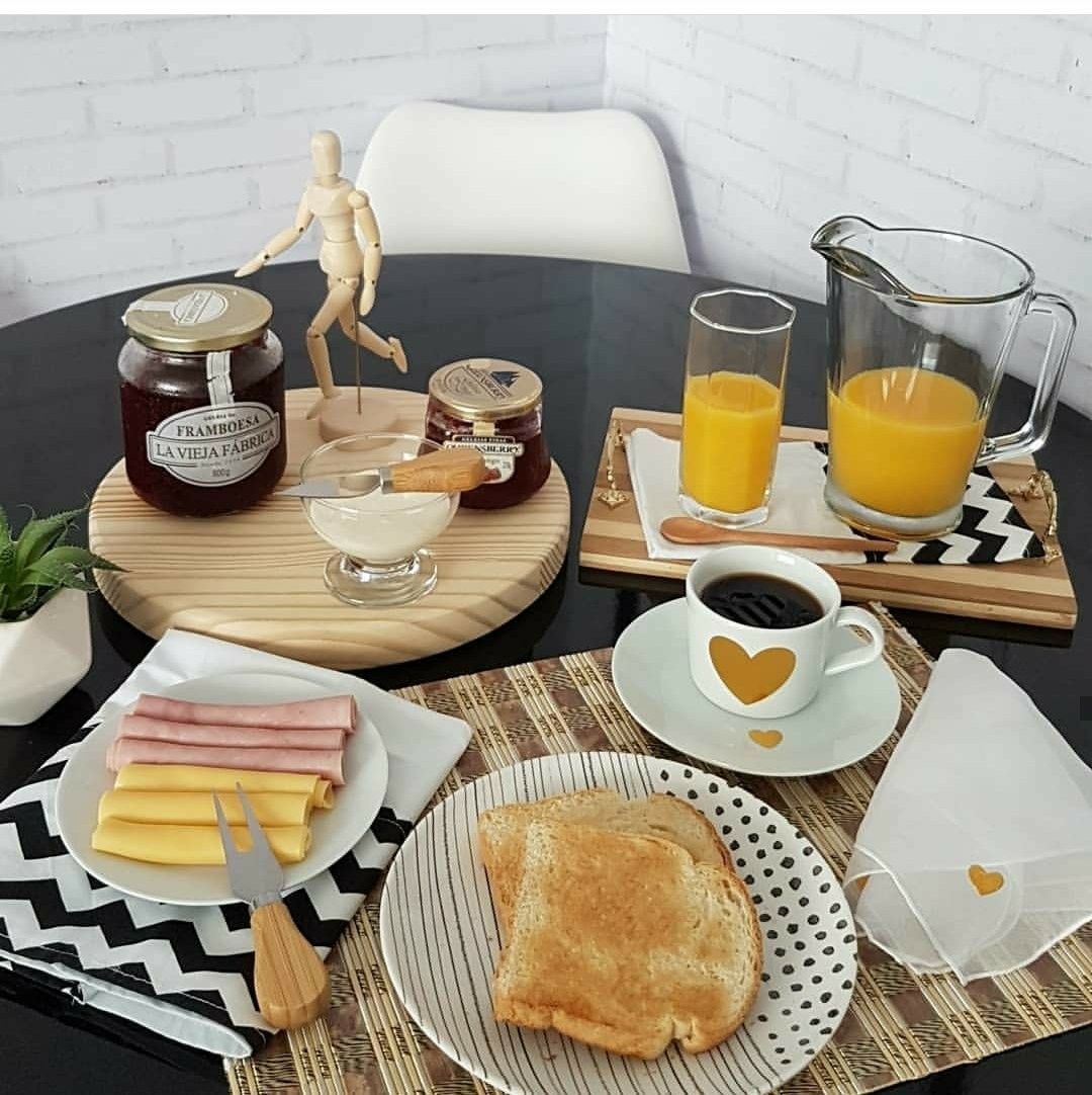 Сервировка стола для завтрака. Красивая сервировка завтрака. Сервировка стола к завтраку. Красивая сервировка стола к завтраку. Сервированный стол для завтрака.