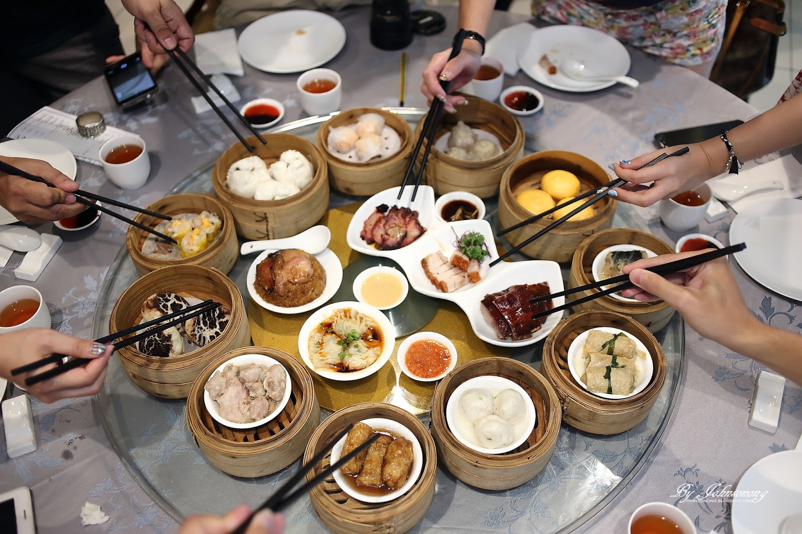 Круглый китайский стол с блюдами