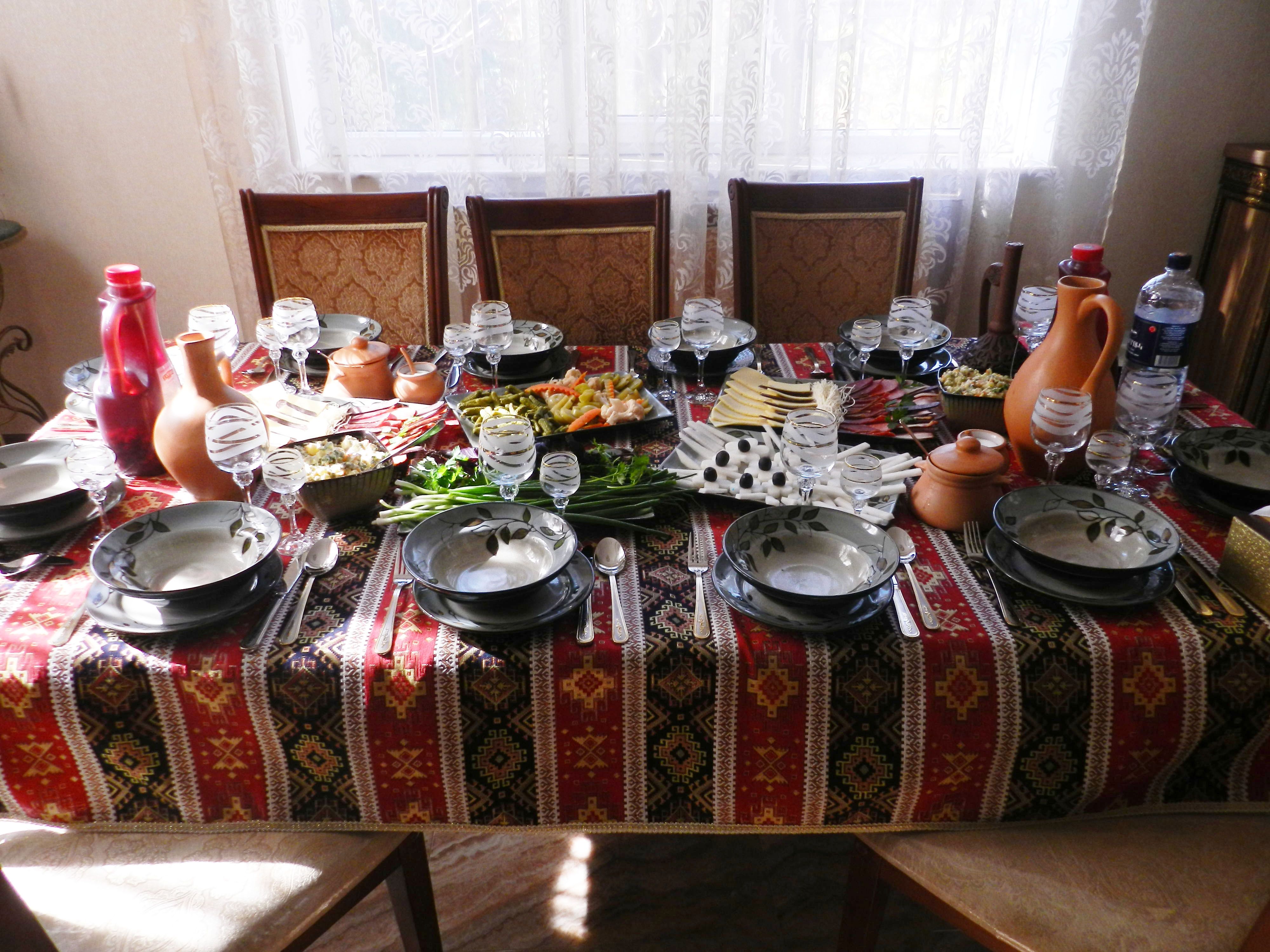 Стол армян. Праздничный стол. Накрыть стол для чаепития. Армянский праздничный стол. Красиво накрытый стол с едой.