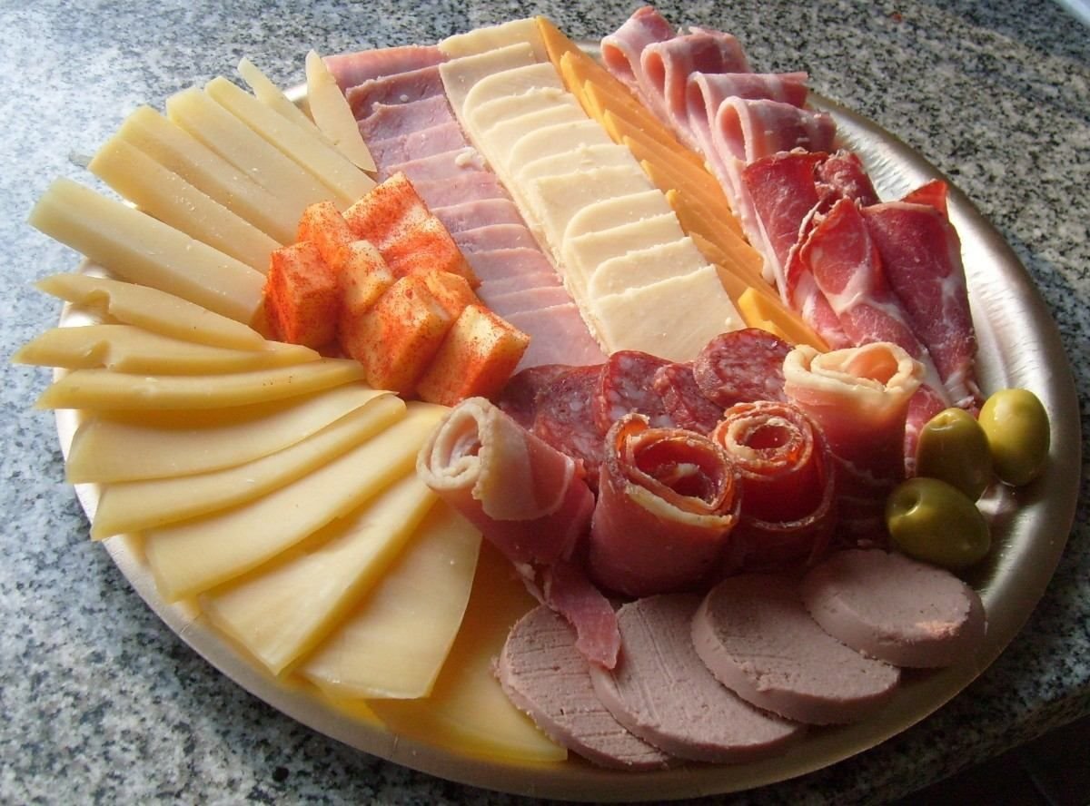 Как красиво разложить колбасу и сыр на тарелку фото