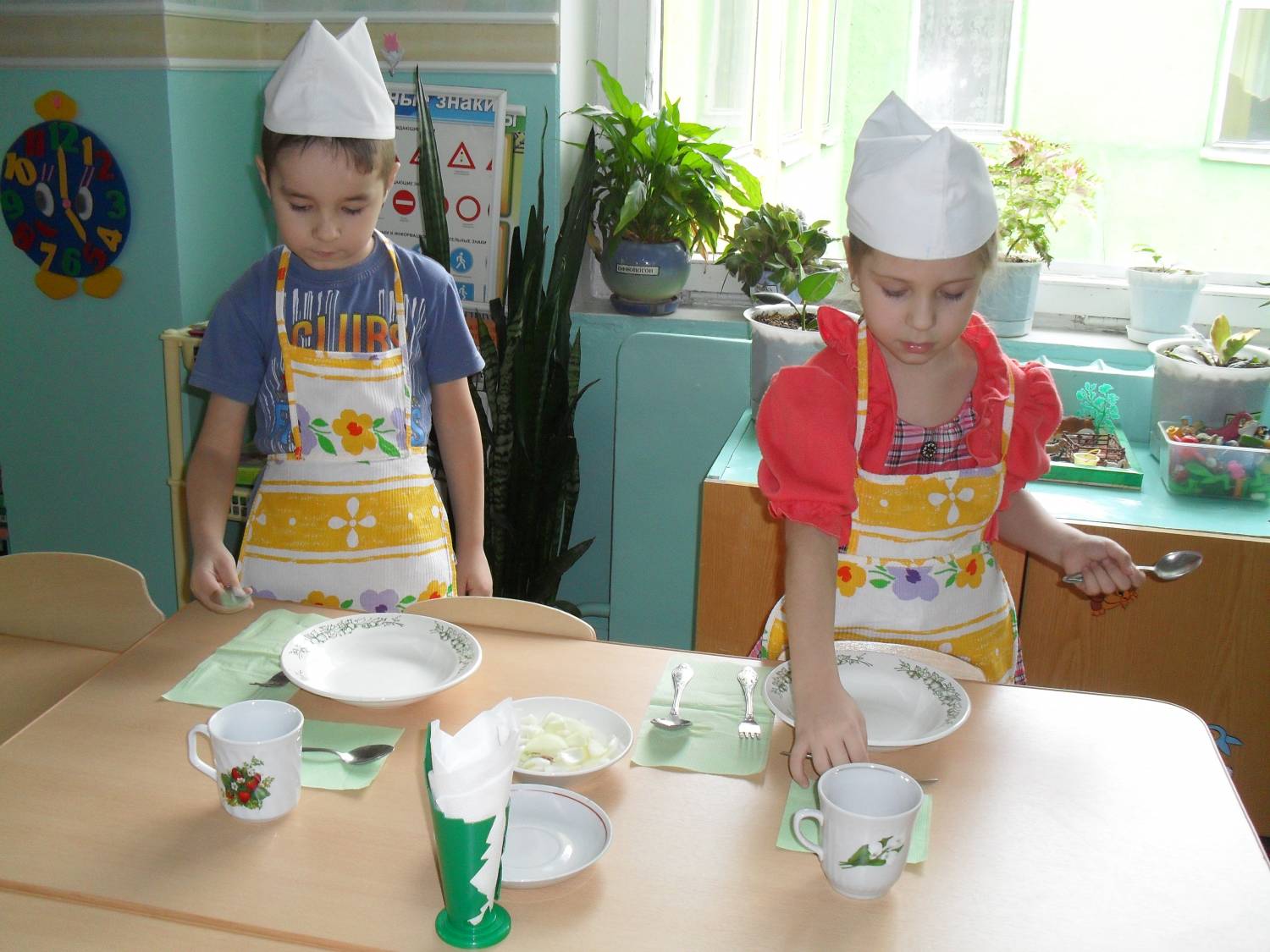Дети сервируют стол в детском саду