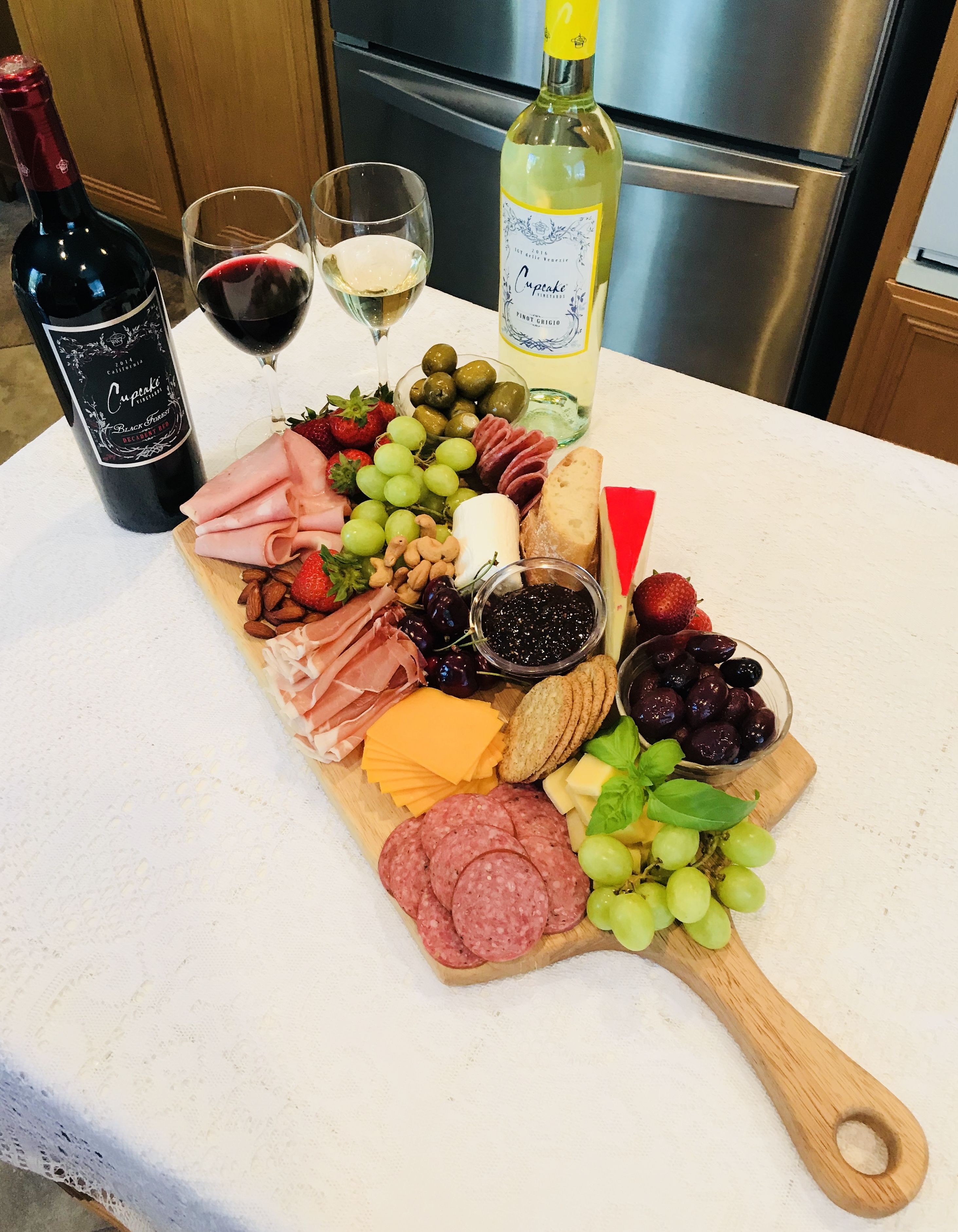 Накрытый стол с вином