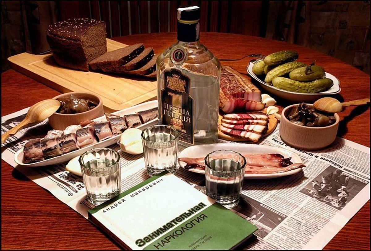 накрытый стол с едой и алкоголем дома на кухне