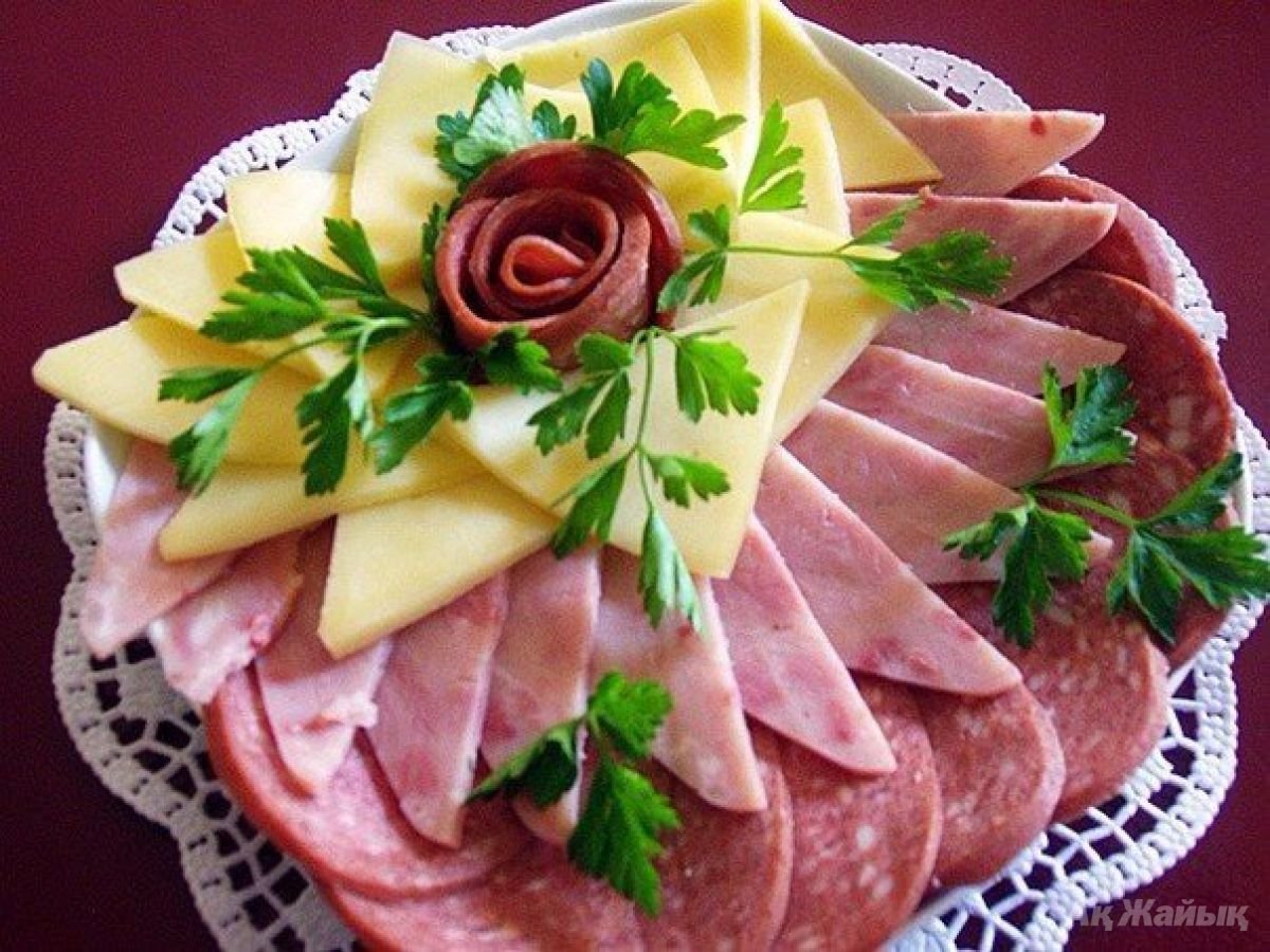 Как красиво разложить колбасу и сыр на тарелку фото