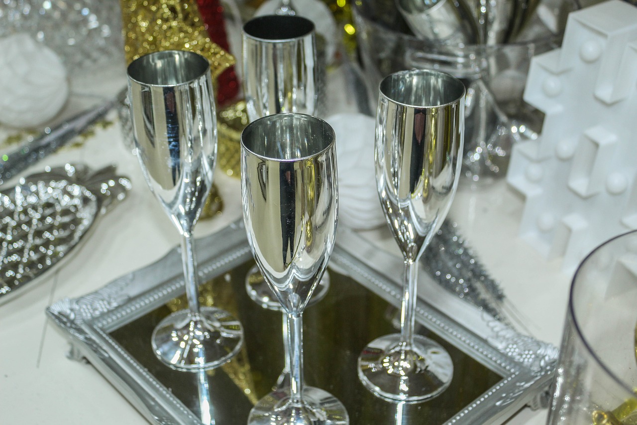 Сервировка новогоднего стола бокалы под шампанское