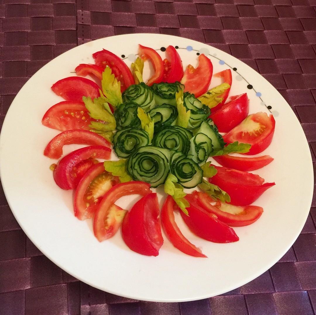 Как красиво уложить огурцы и помидоры на тарелке фото