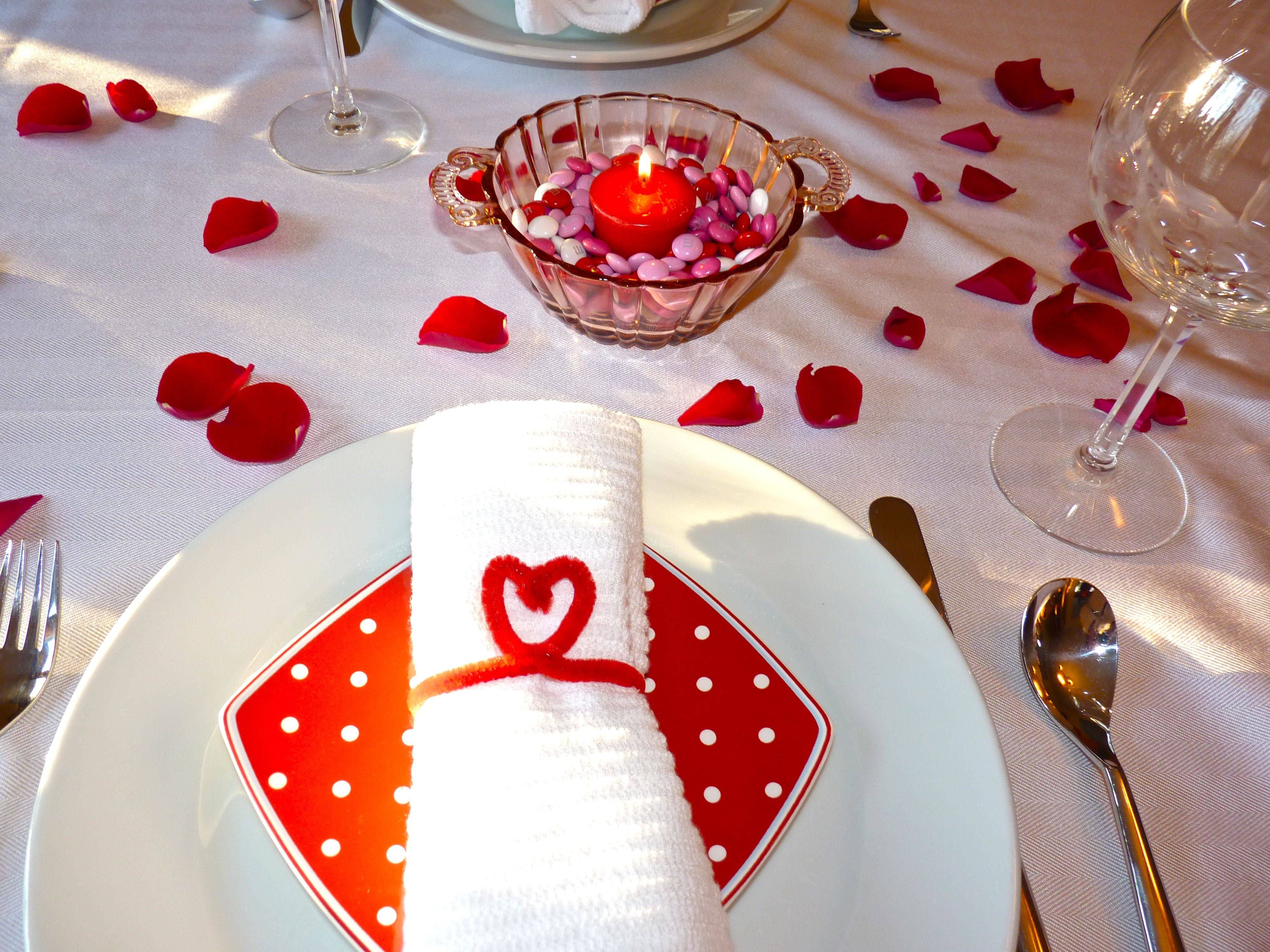 Украшение стола на романтический ужин