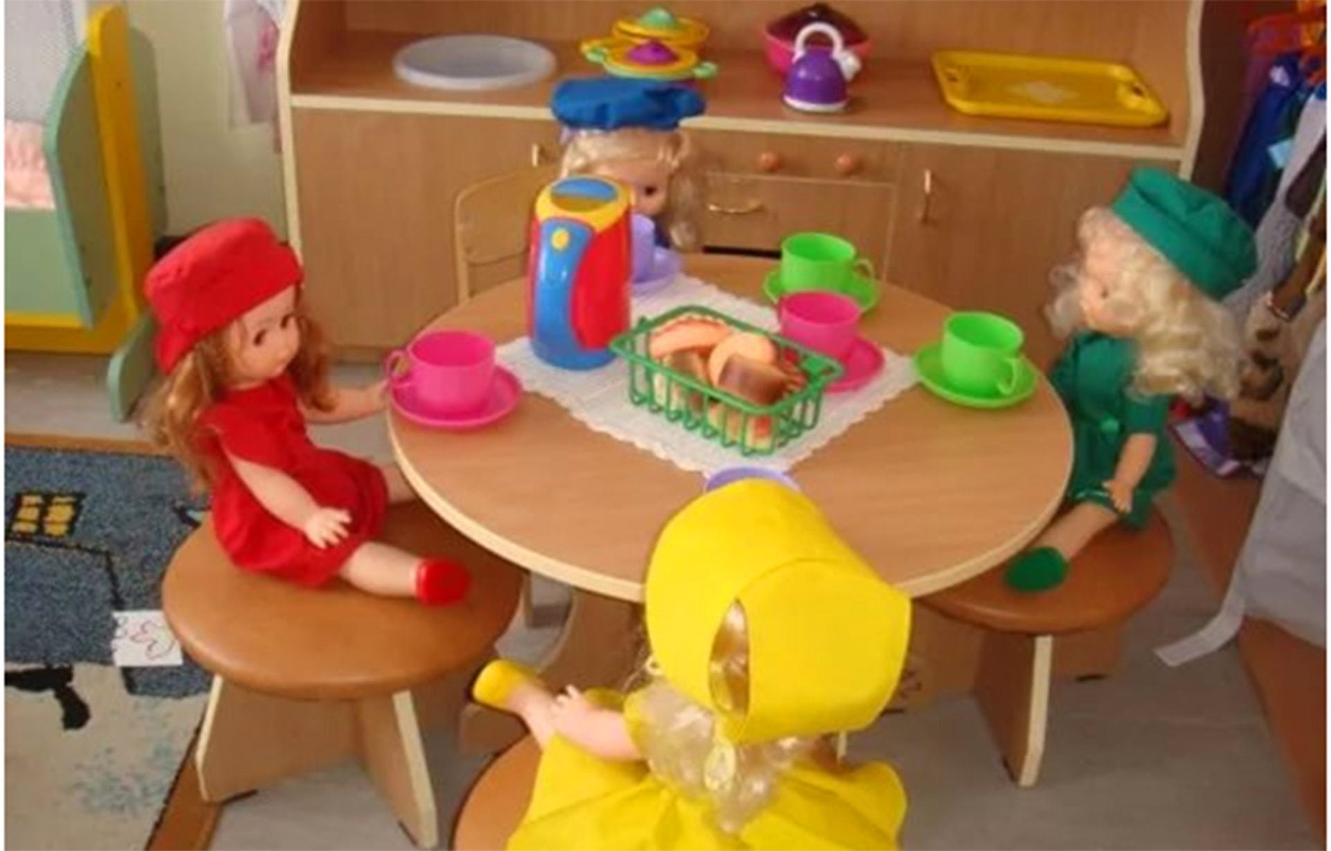 Сюжетные игры на день. Сюжетные игрушки для дошкольников. Дидактическая кукла в детском саду. Кукольный уголок в детском саду. Столы для детского сада.