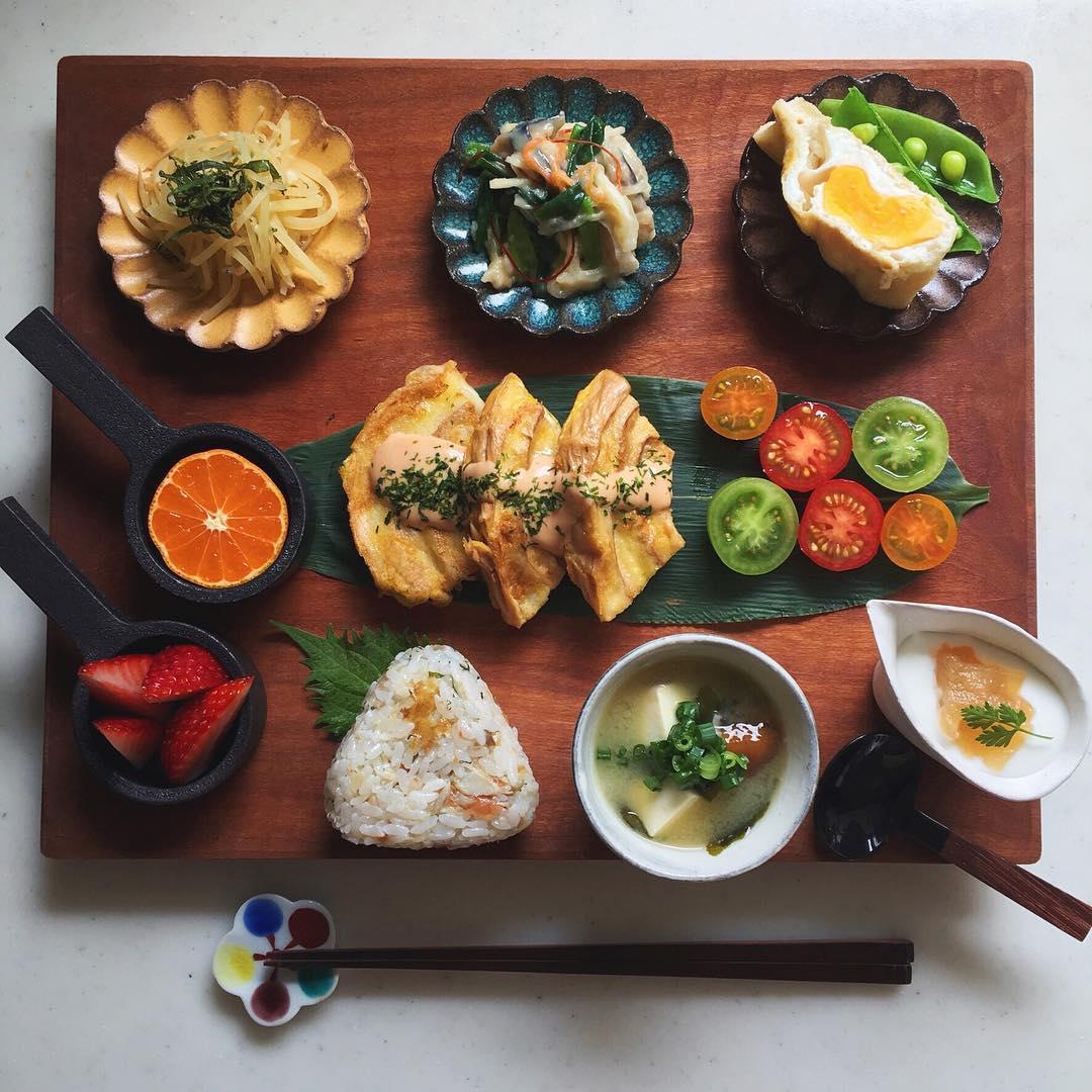 Сервировка стола японской кухни