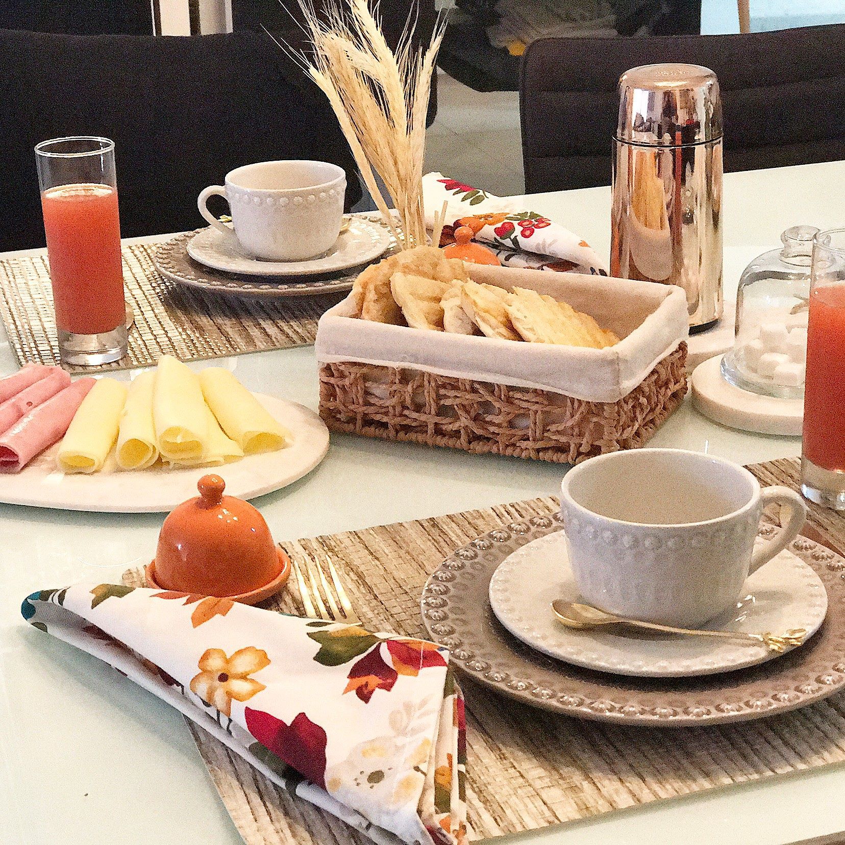 Сервировка стола для завтрака. Сервировка стола к завтраку. Красивая сервировка завтрака. Красивый завтрак. Завтрак на столе.