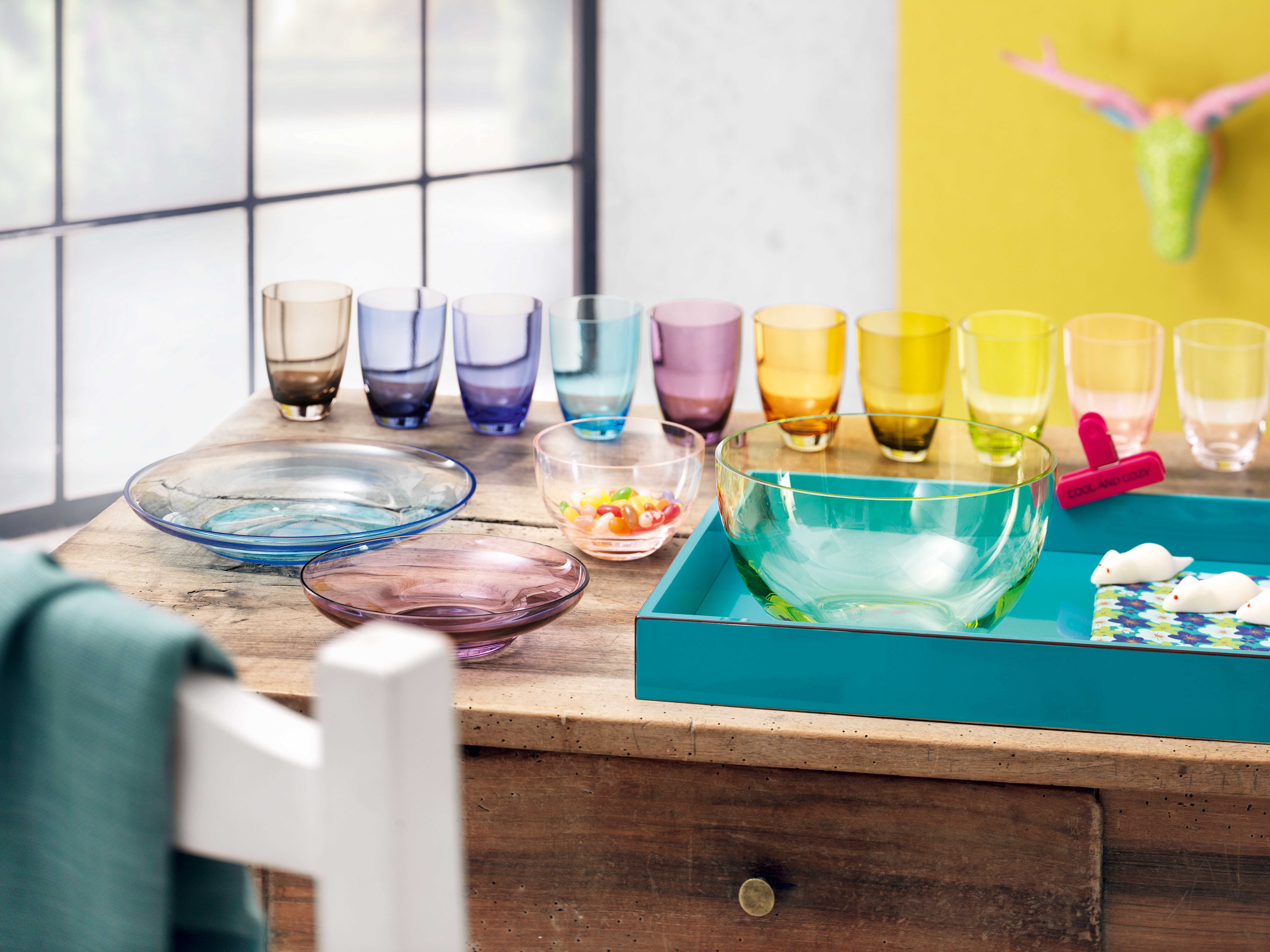 Сервировка стола посудой из цветного стекла