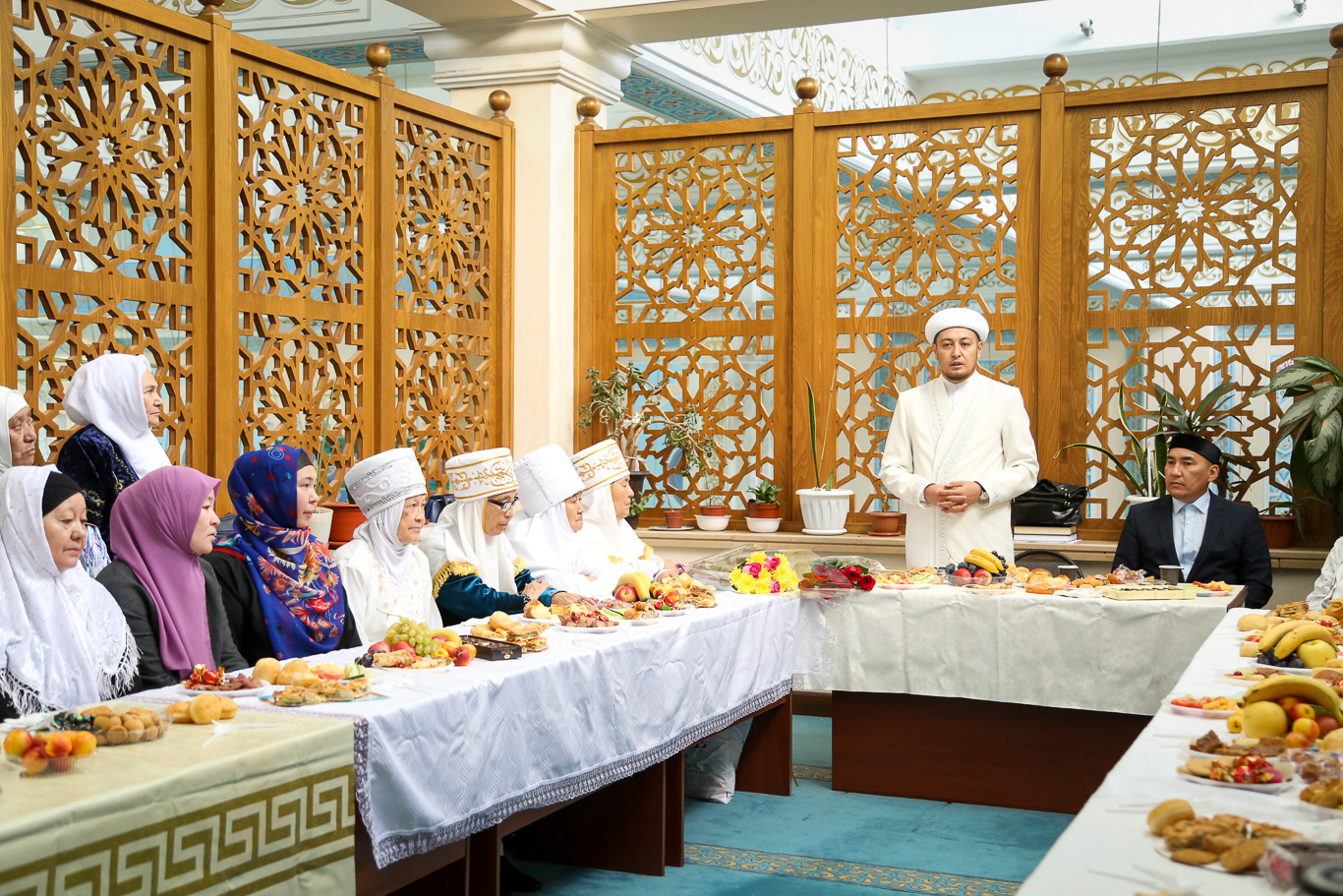 Мусульманская кухня. Мечеть поминки. Мусульманский стол на поминки. Стол на Коран ашы.