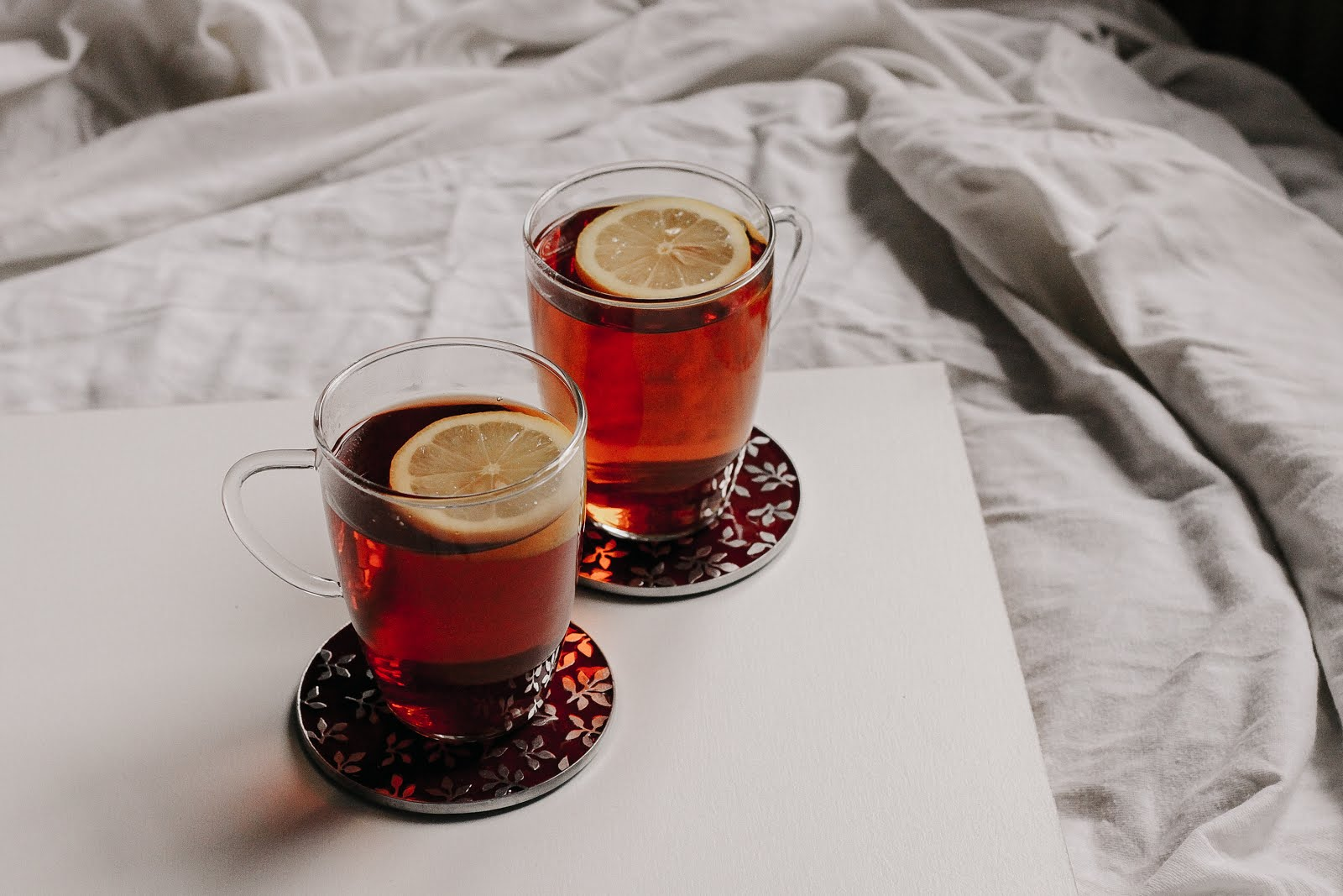 3 2 стакана чая. Чашка с чаем. Две чашки чая. Чай в кружке. Чай в стакане.