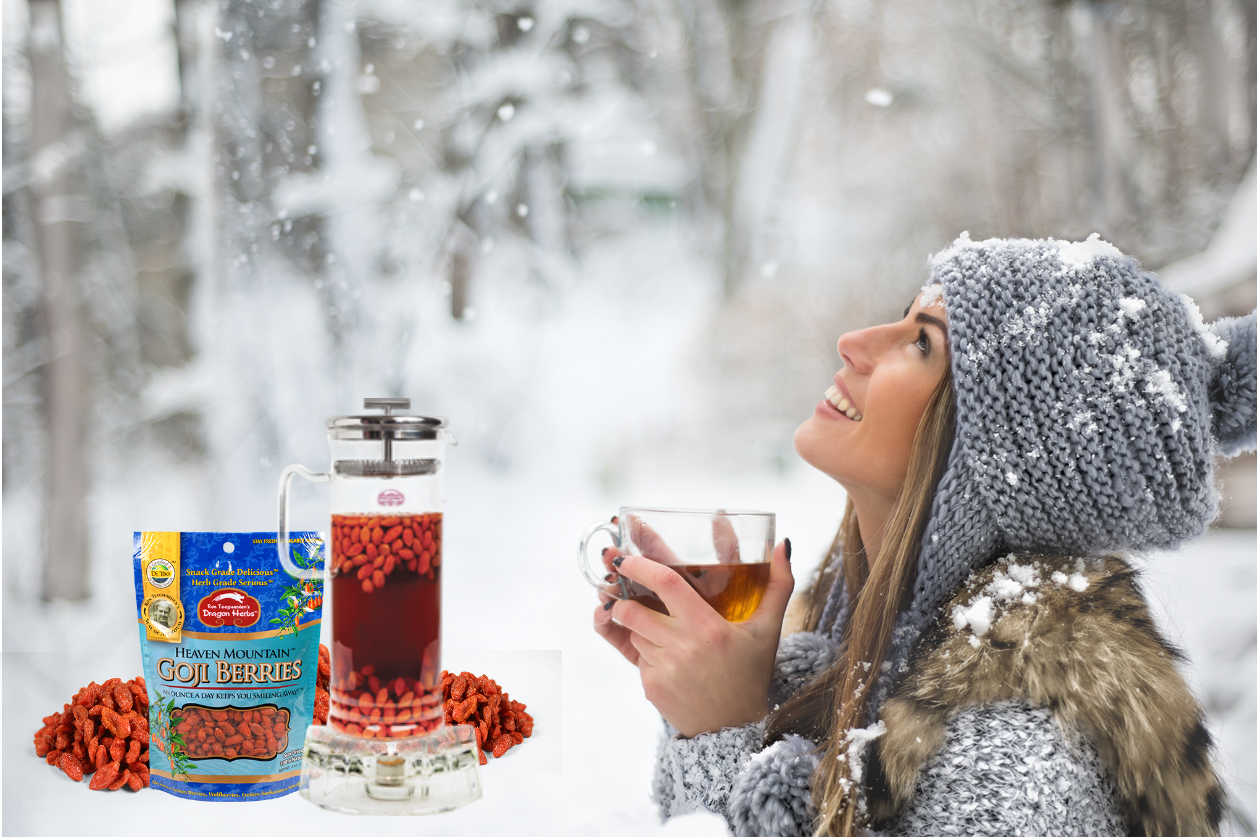 Чай зимний. Зимнее чаепитие. Чай зимой. Фотосессия в лесу зимой с кружкой. Холодный вечер холодный чай