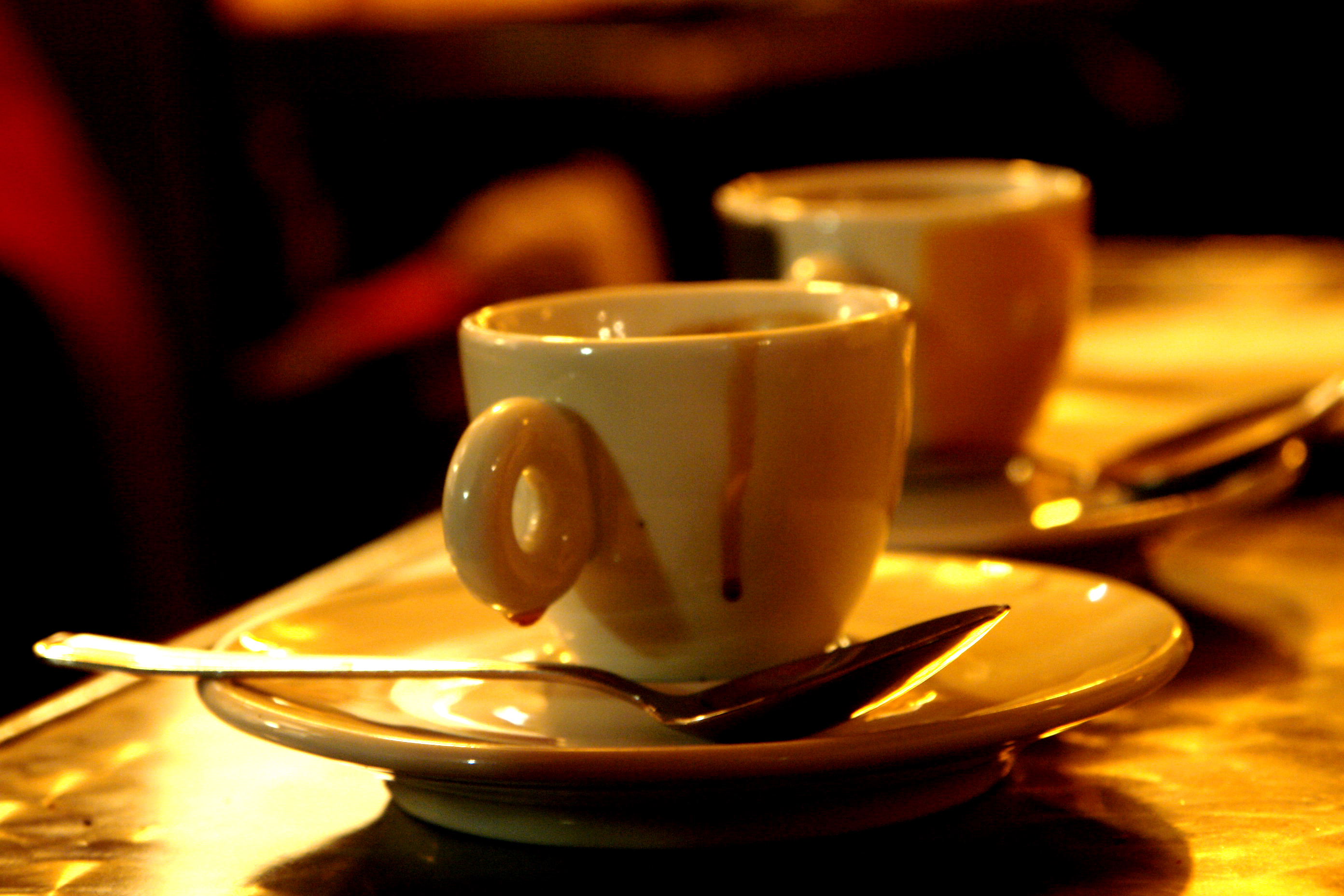 фото двух чашек кофе на столе
