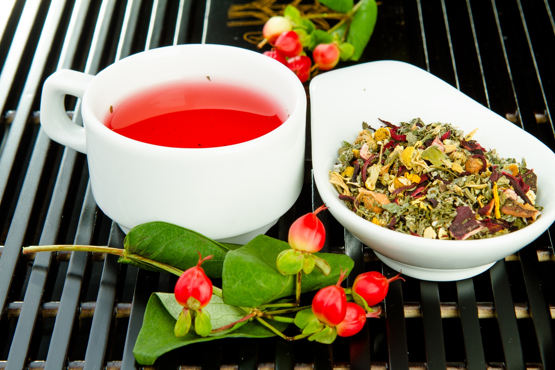 Сорта фруктового чая. Чайный напиток “малина с мятой”. Малина мята чай травяной. Ягодный чай. Чай с травами и ягодами.