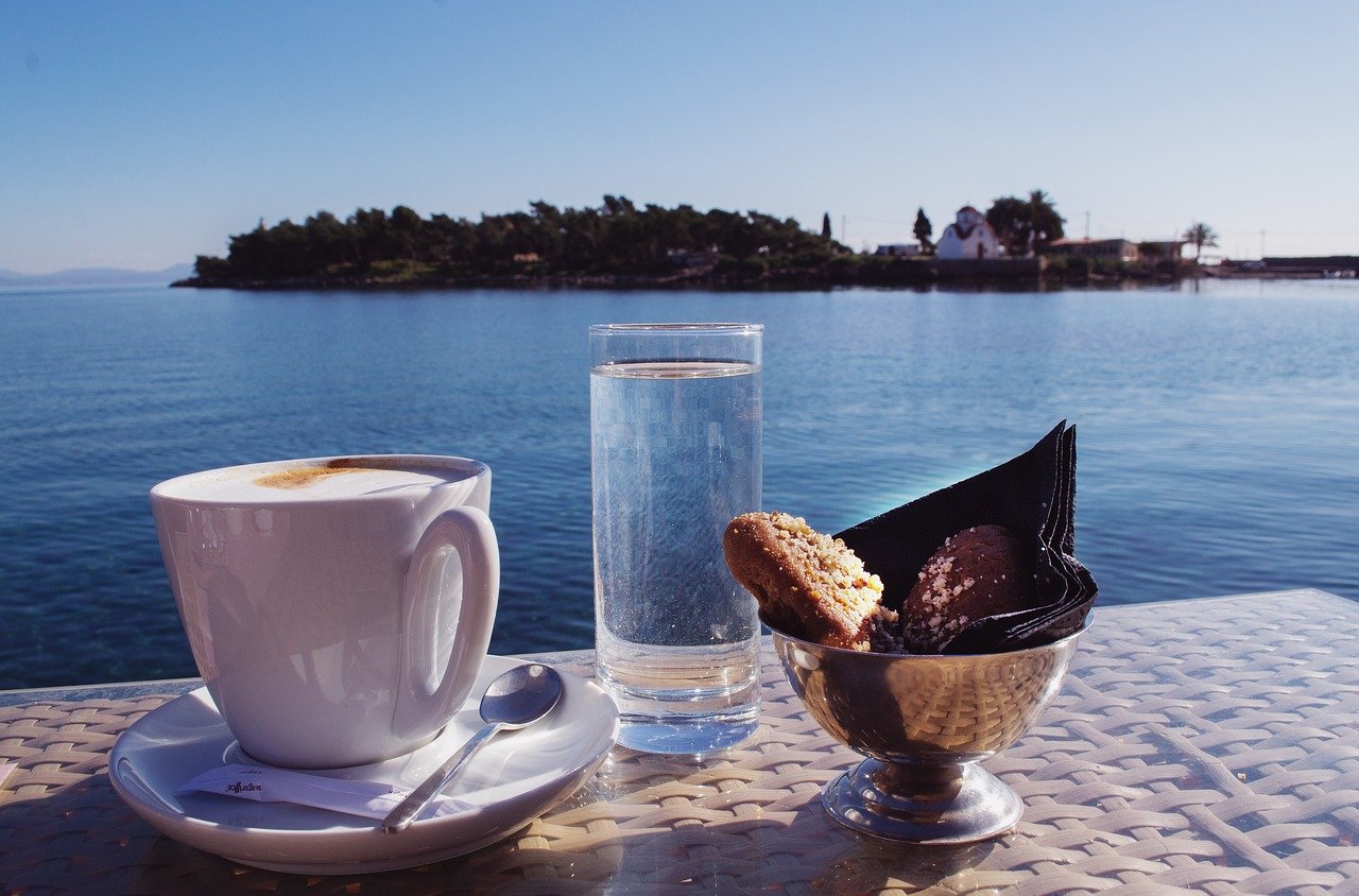 Чашечка кофе на берегу моря