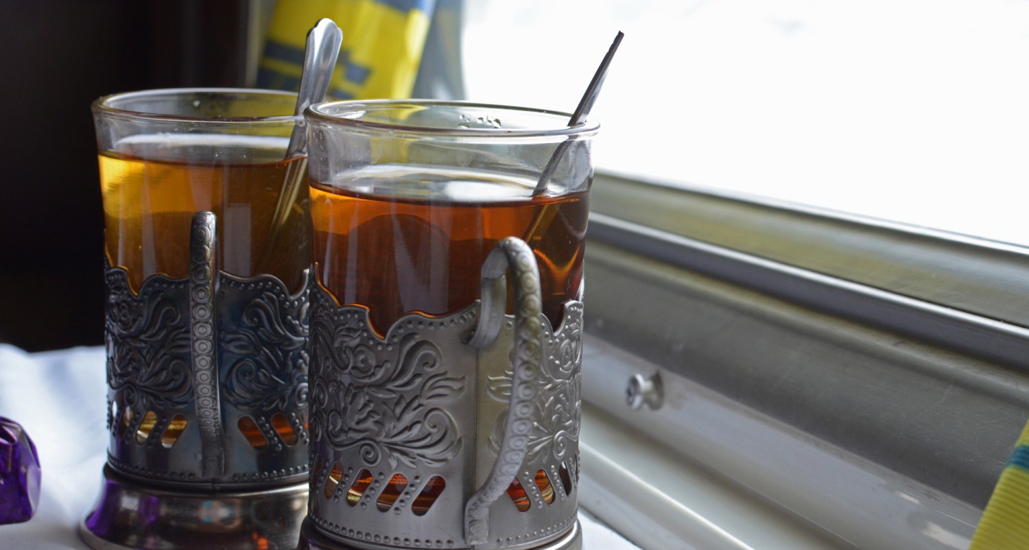 3 2 стакана чая. Стакан в поезде. Подстаканник в поезде. Чай в стакане. Чай в стакане с подстаканником.