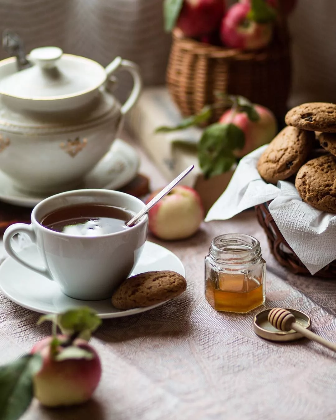Чай вкусный ароматный. Утреннее чаепитие. Утренний чай. Красивое чаепитие. Чай и кофе.