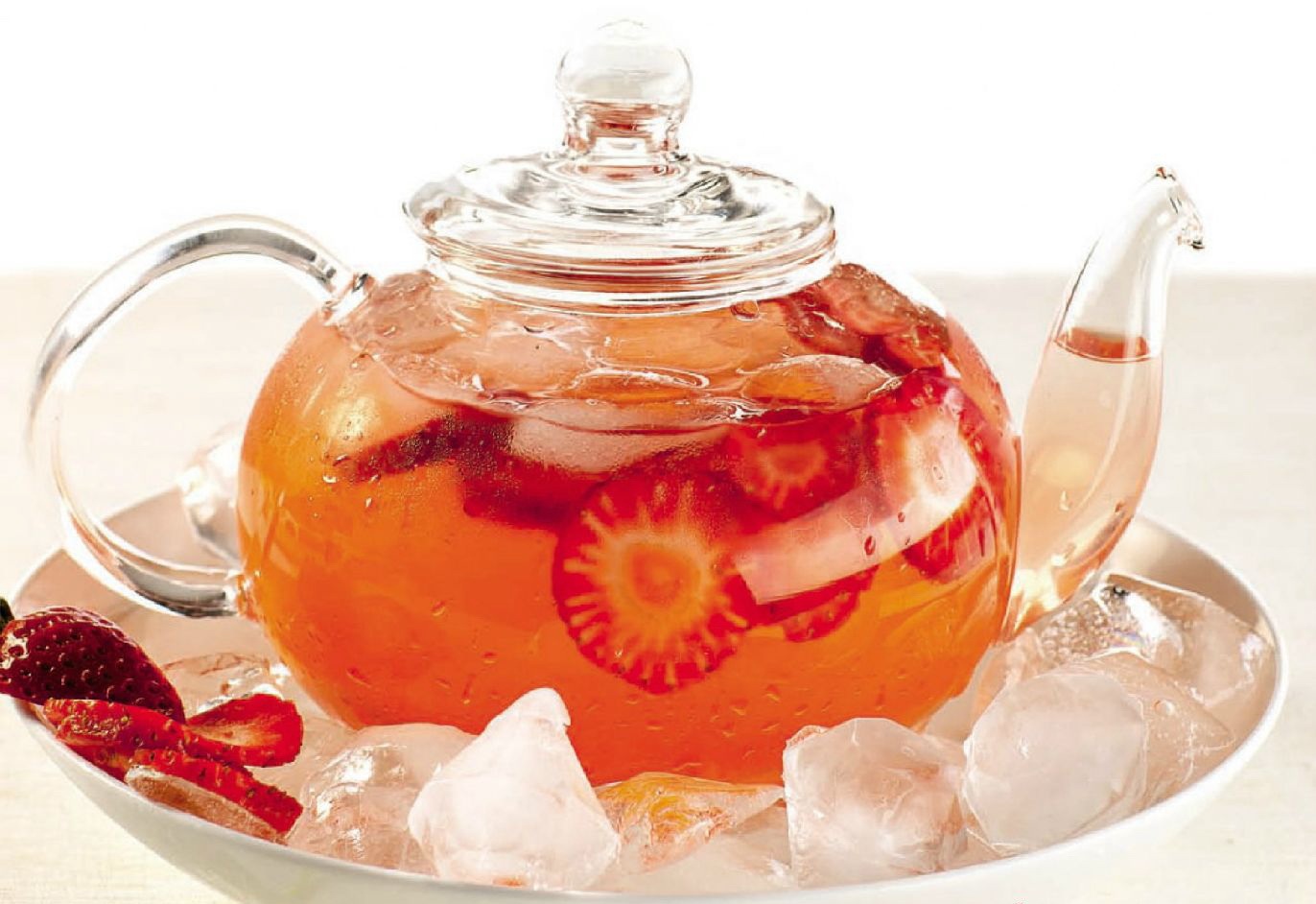 Фруктовый чай рецепт в домашних. Фруктовый чай. Чайник с фруктами. Фруктово-ягодный чай. Чай в чайнике.