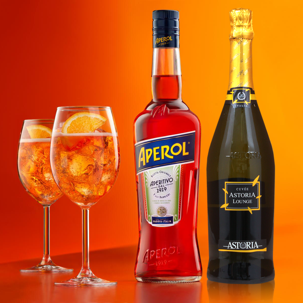 Алкогольный коктейль апероль. Апероль ликер. Апельсиновый ликер Апероль. Напиток аперитив Апероль. Папироль шприц.