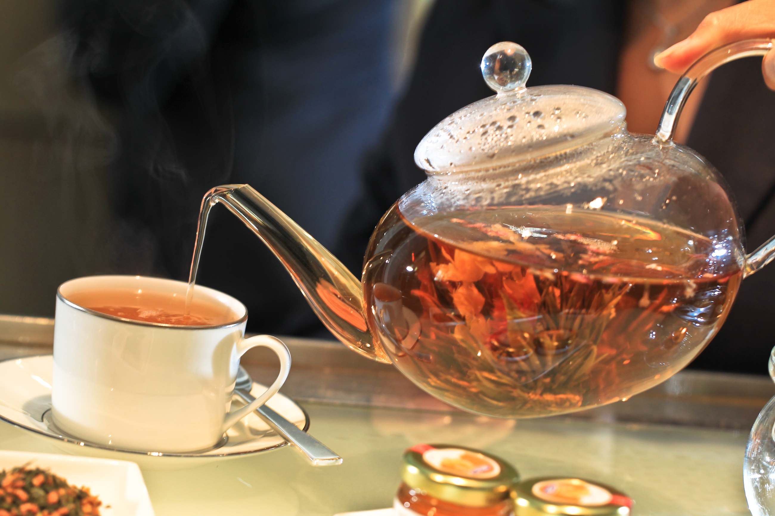 Вчерашний чай можно пить. Чай в чайнике. Красивый чай в чайнике. Чайник с чаем. Горячий чай.
