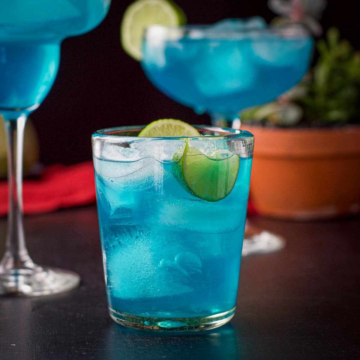 Коктейль алкогольный с сиропом голубая. Блю Кюрасао коктейль голубая Лагуна.