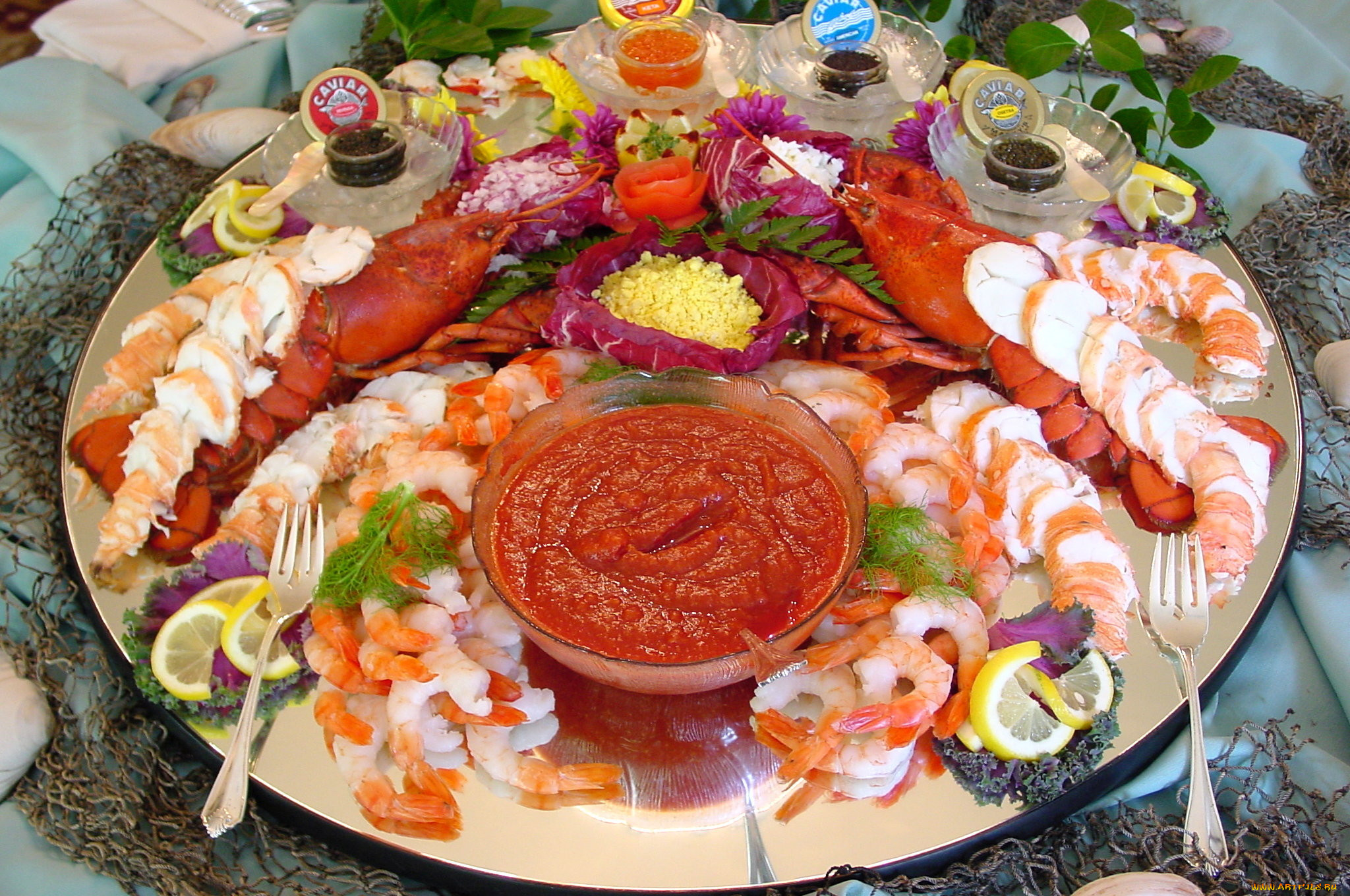 Праздничный стол из морепродуктов