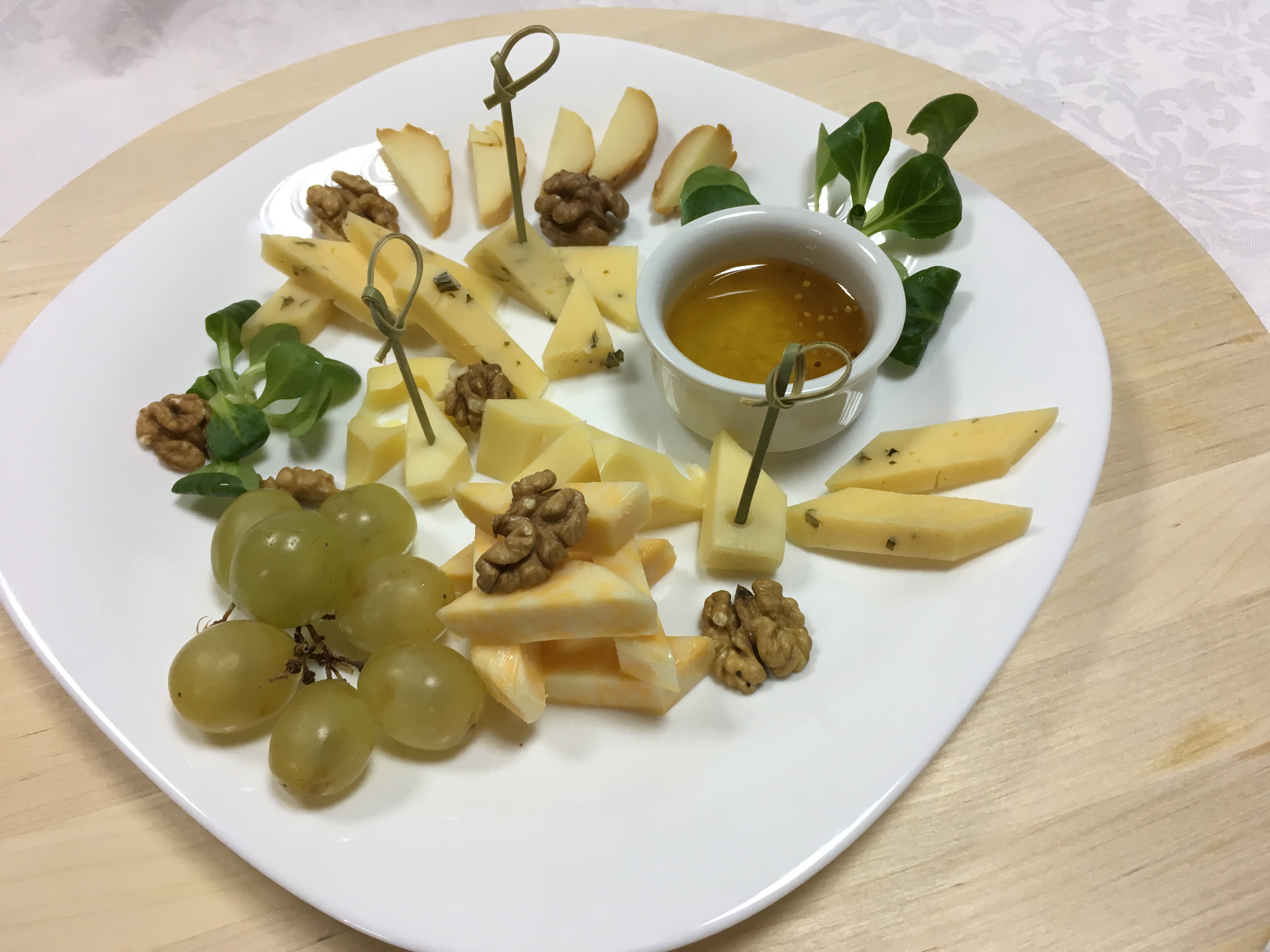 Сырная тарелка с маслинами