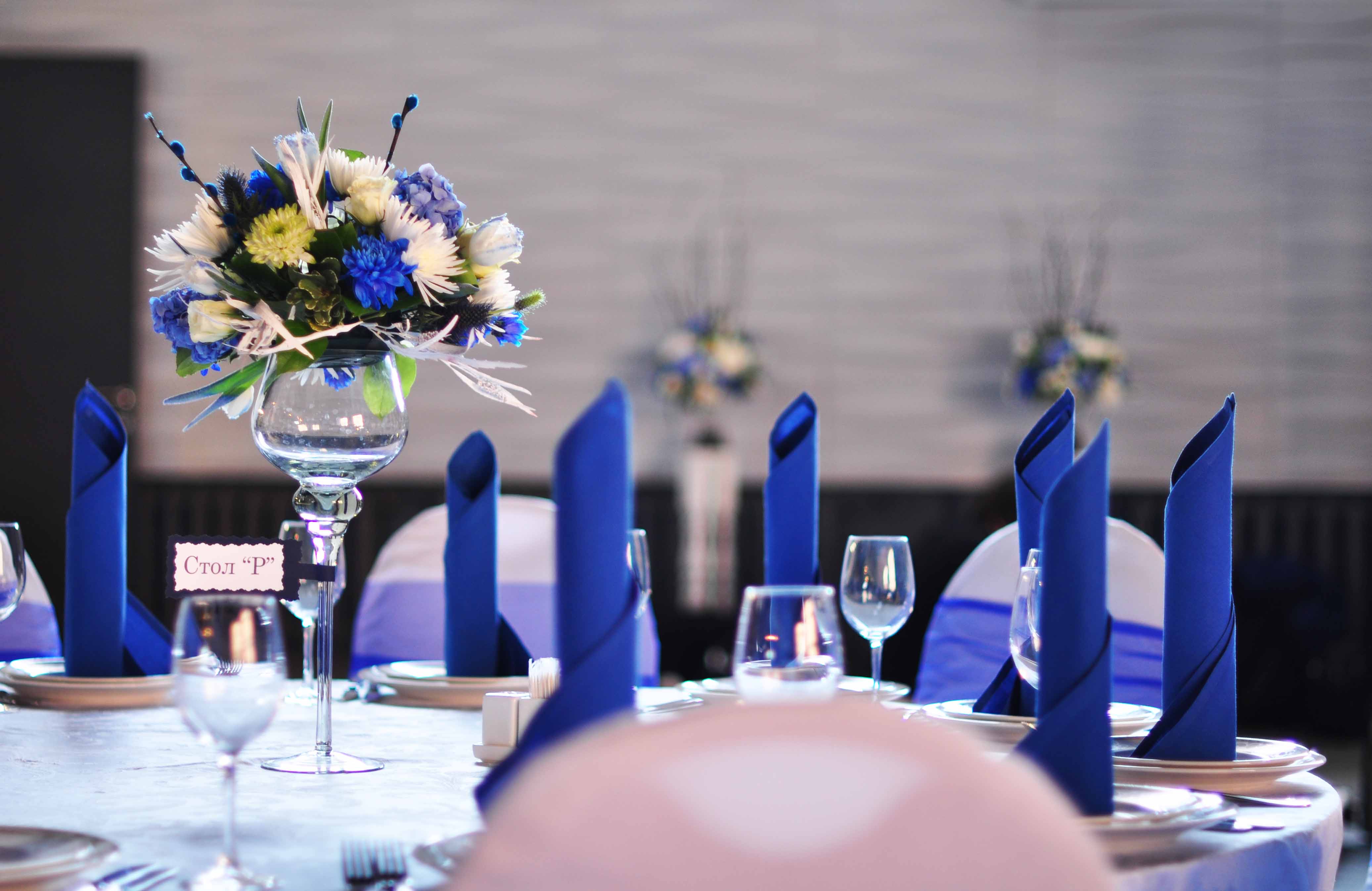 Украшение стола цветочные композиции синий