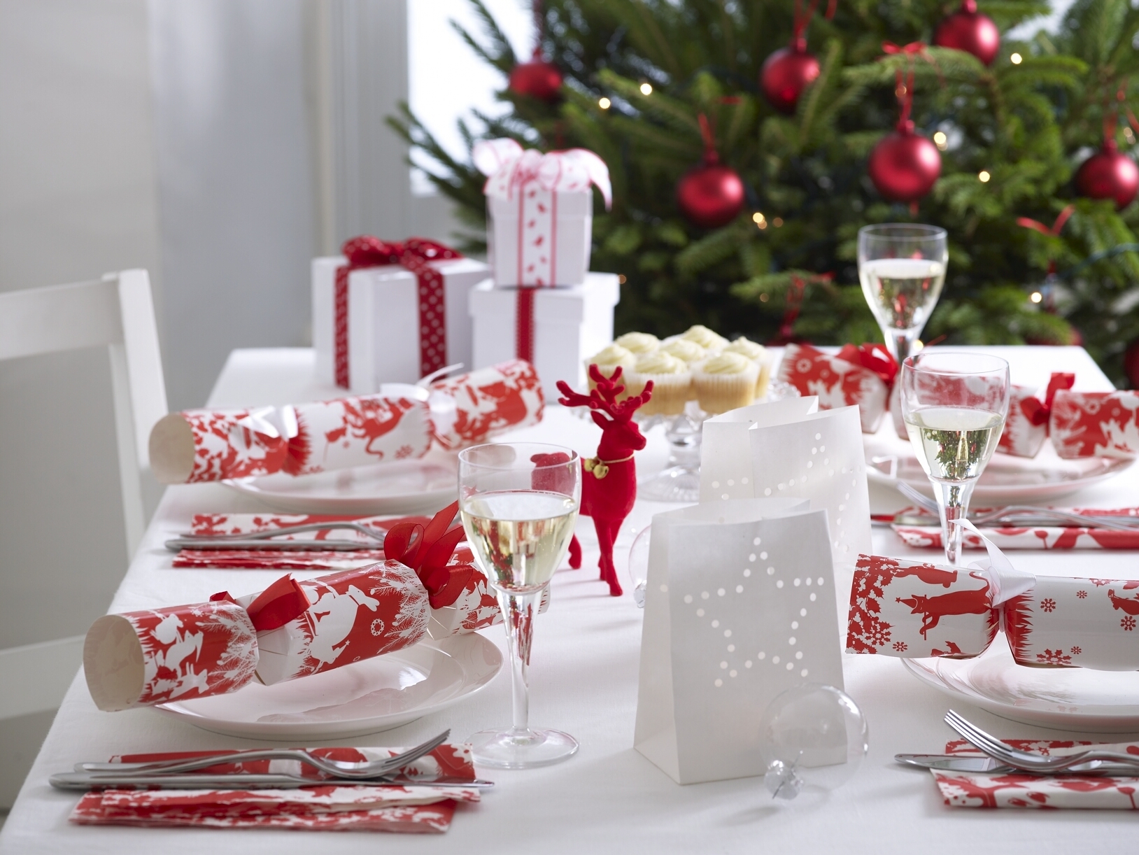 Красно белый декор новогоднего стола