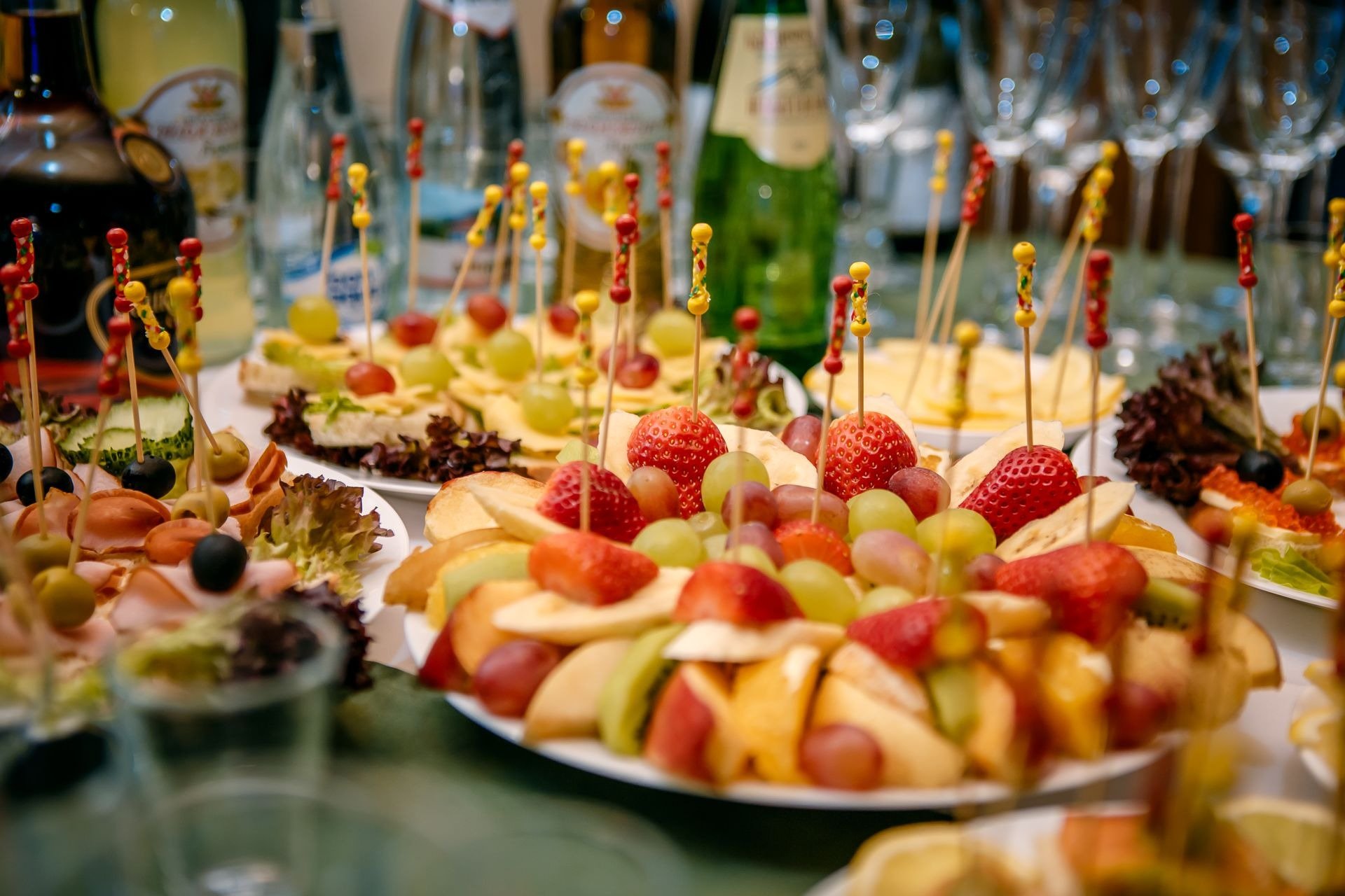 Праздничный стол только с фруктами