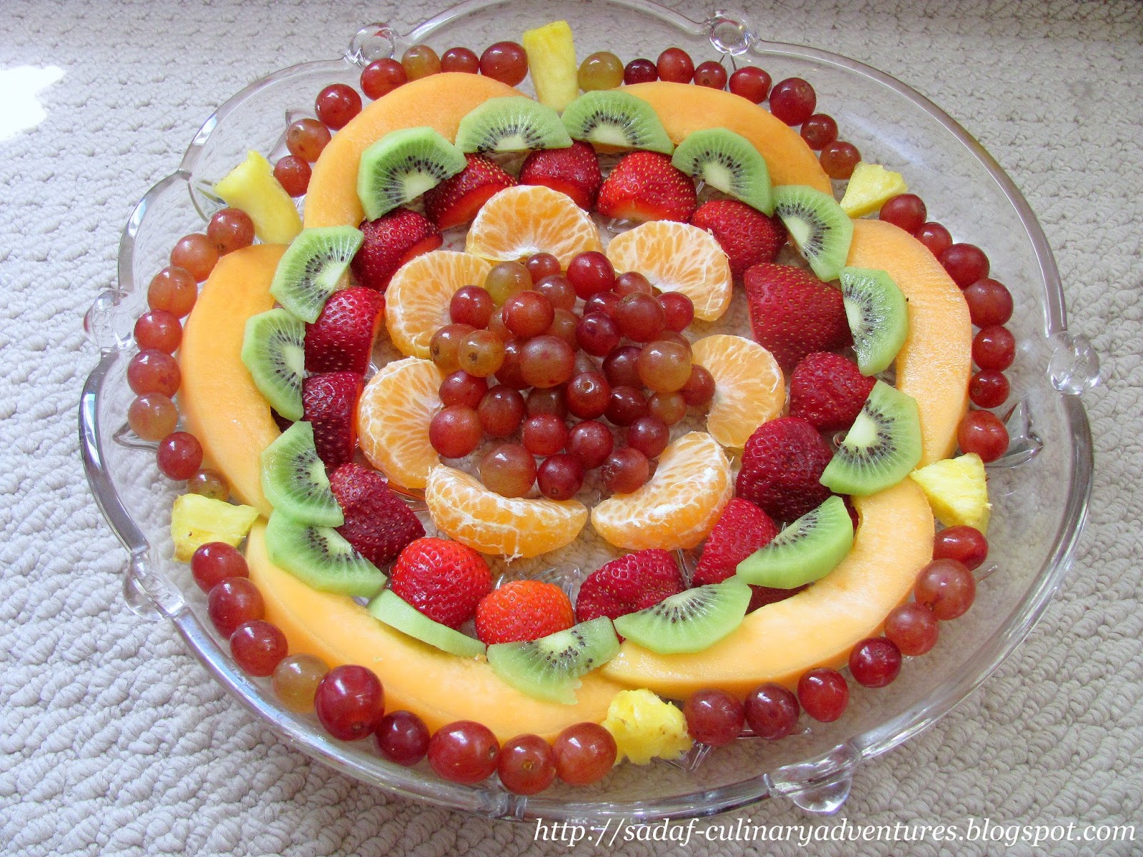 Тарелка с фруктами на праздничный стол