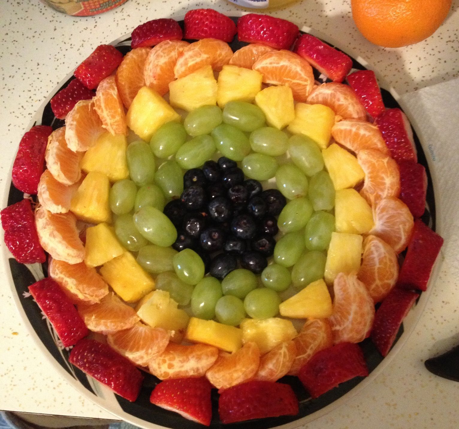 Как красиво разложить фрукты. Фруктовая тарелка. Красивая нарезка фруктов. Красиво выложить фрукты. Красиво порезать фрукты.