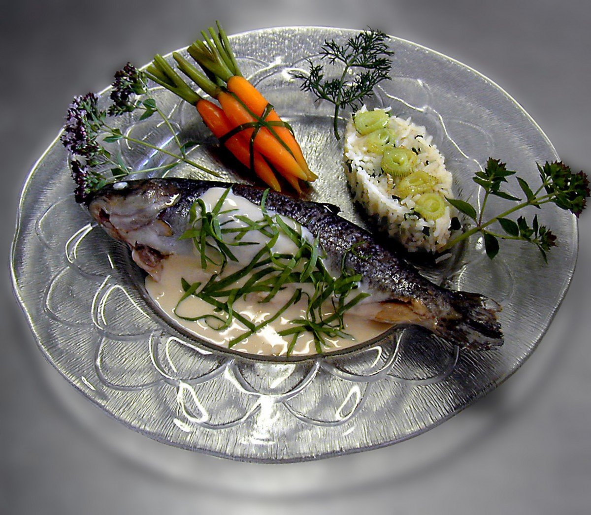 Как украсить рыбное блюдо овощами