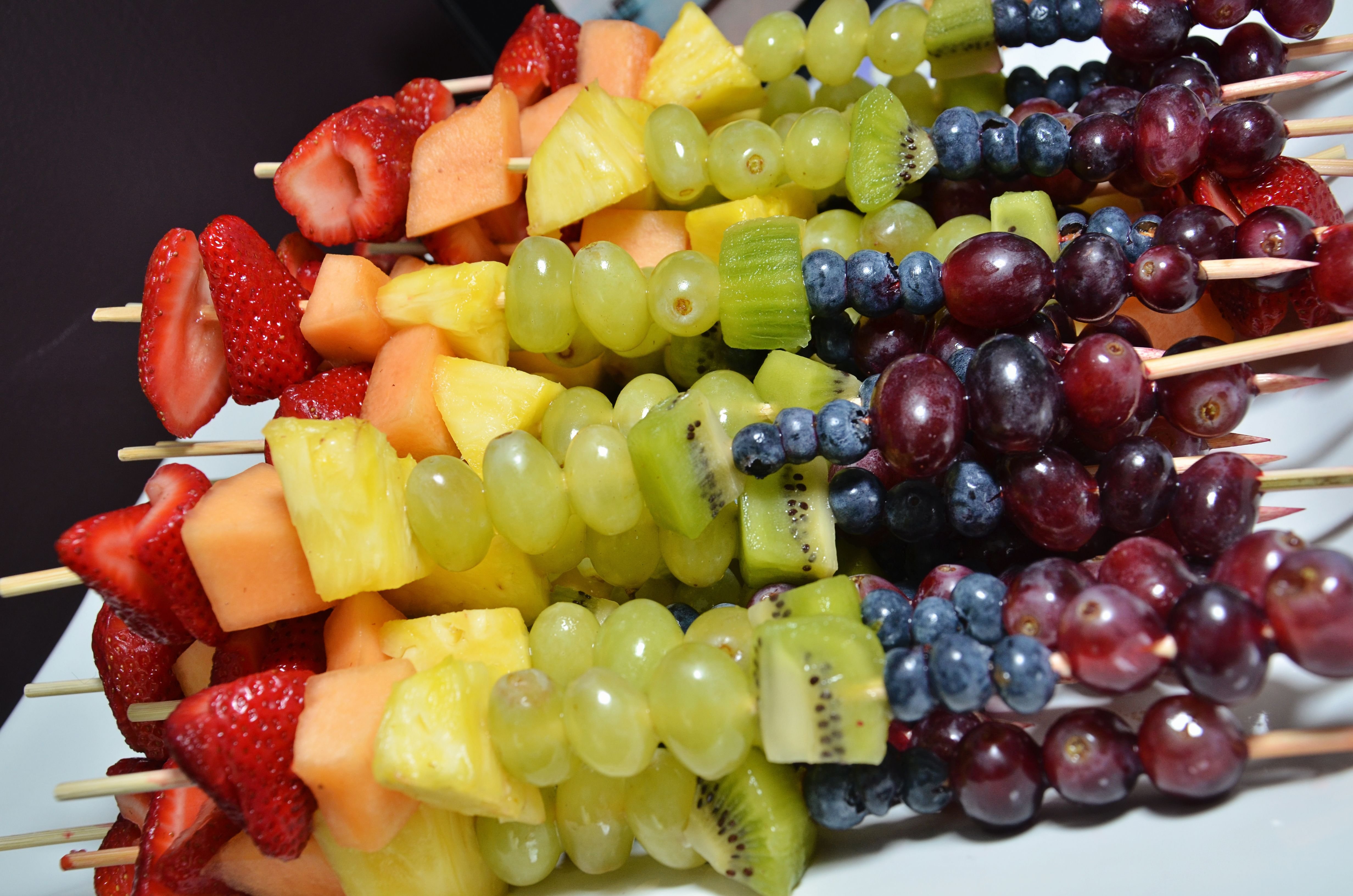 Канапе на шпажках из фруктов на праздничный стол фото