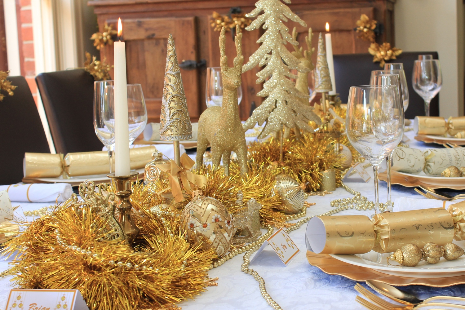 Украшение новогоднего стола золото