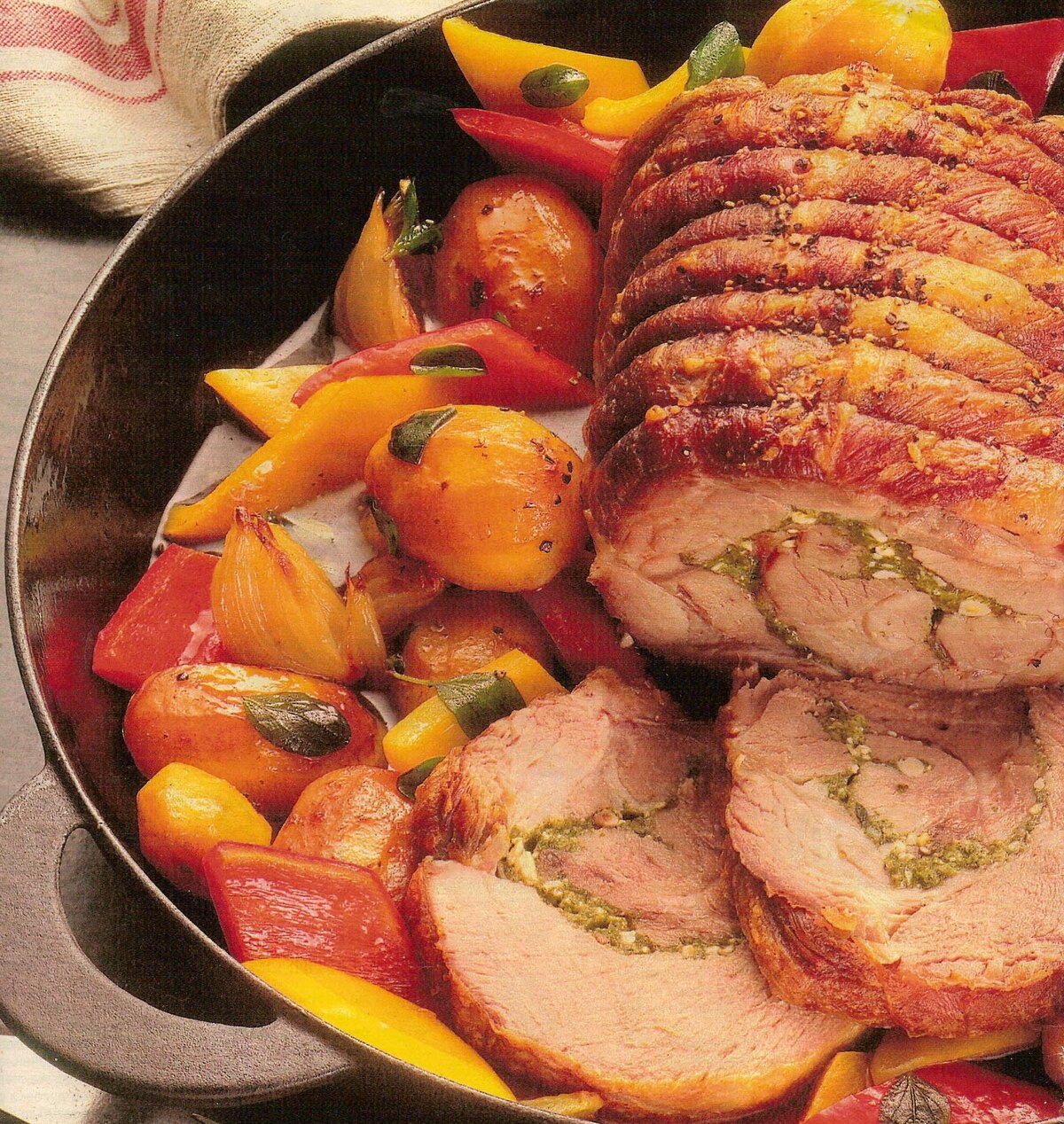 Блюда в духовке без мяса. Вкусные блюда. Мясо в духовке. Свинина запеченная с овощами. Свинина в духовке сочная.