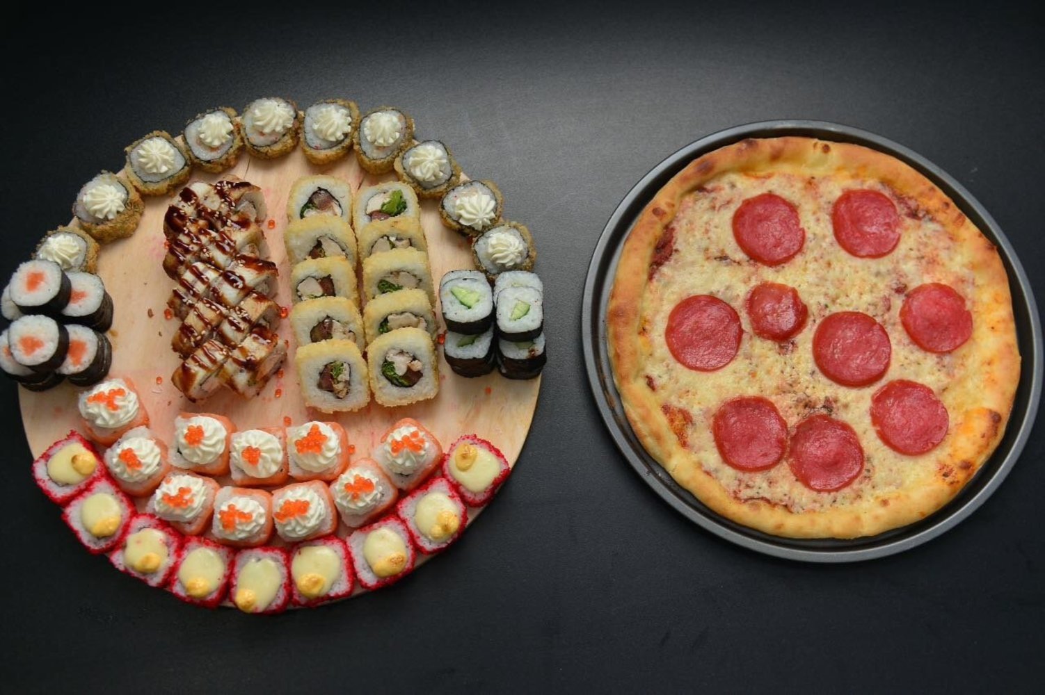 фото роллов и пиццы на столе дома фото 78