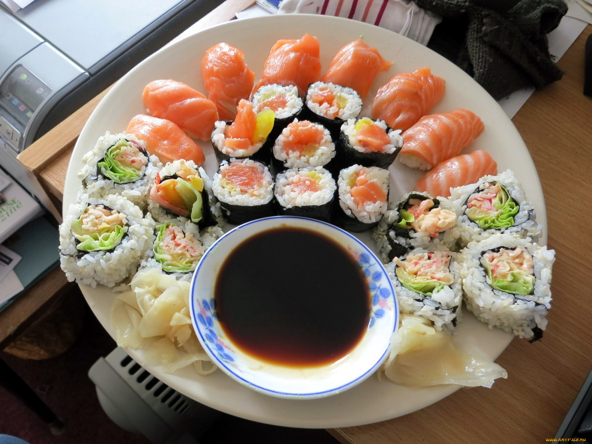 Суши обеды. Японская кухня. Японские роллы. Японская кухня роллы. Роллы на тарелке.