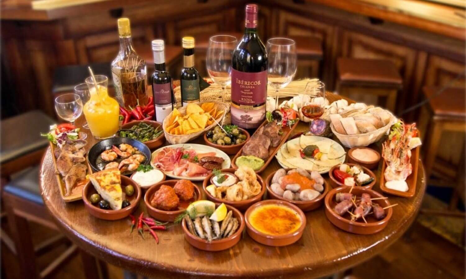 Фото стола с едой и выпивкой дома