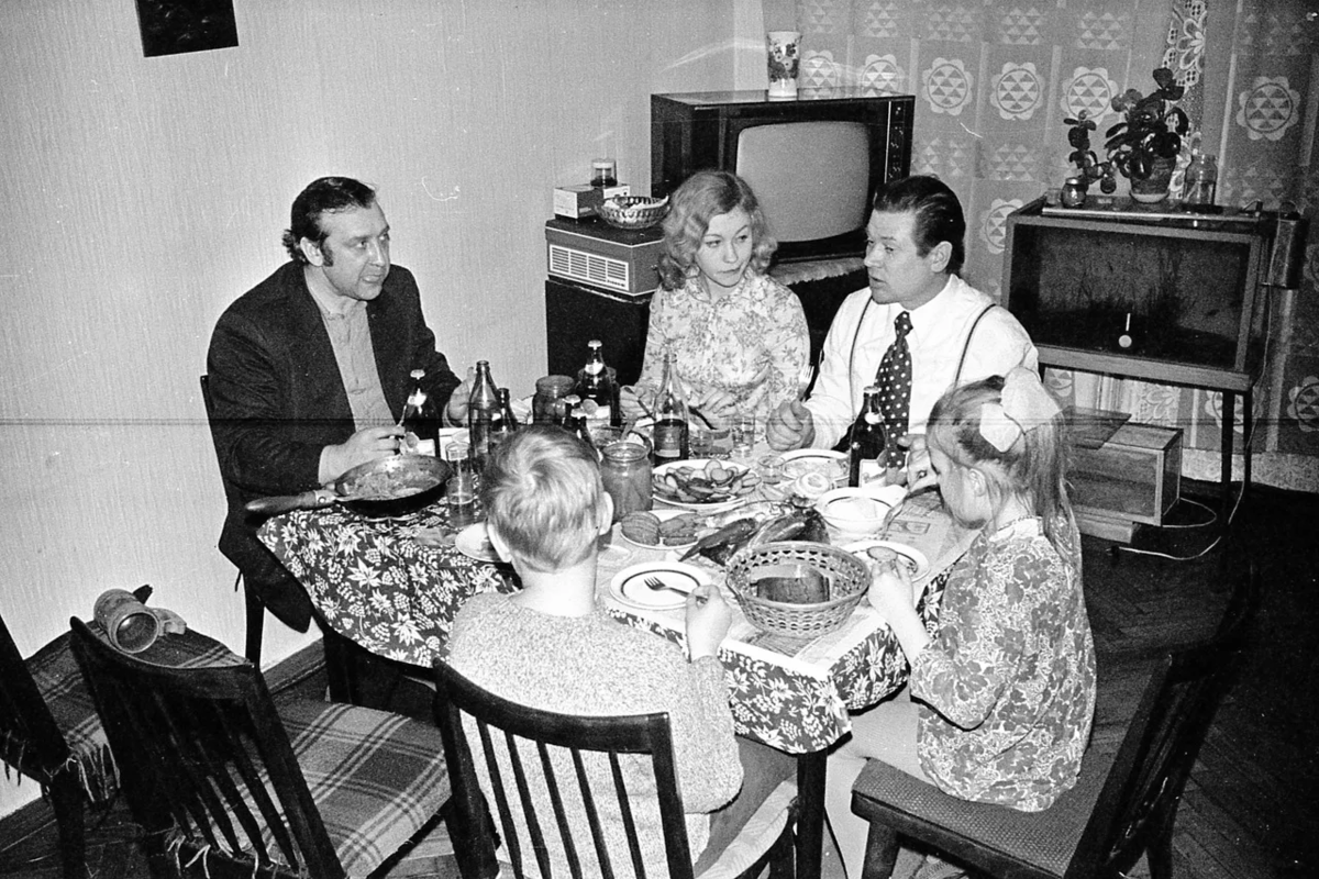 Советский праздничный стол. Советский новогодний стол. Советское семейное застолье. Советская семья застолье.