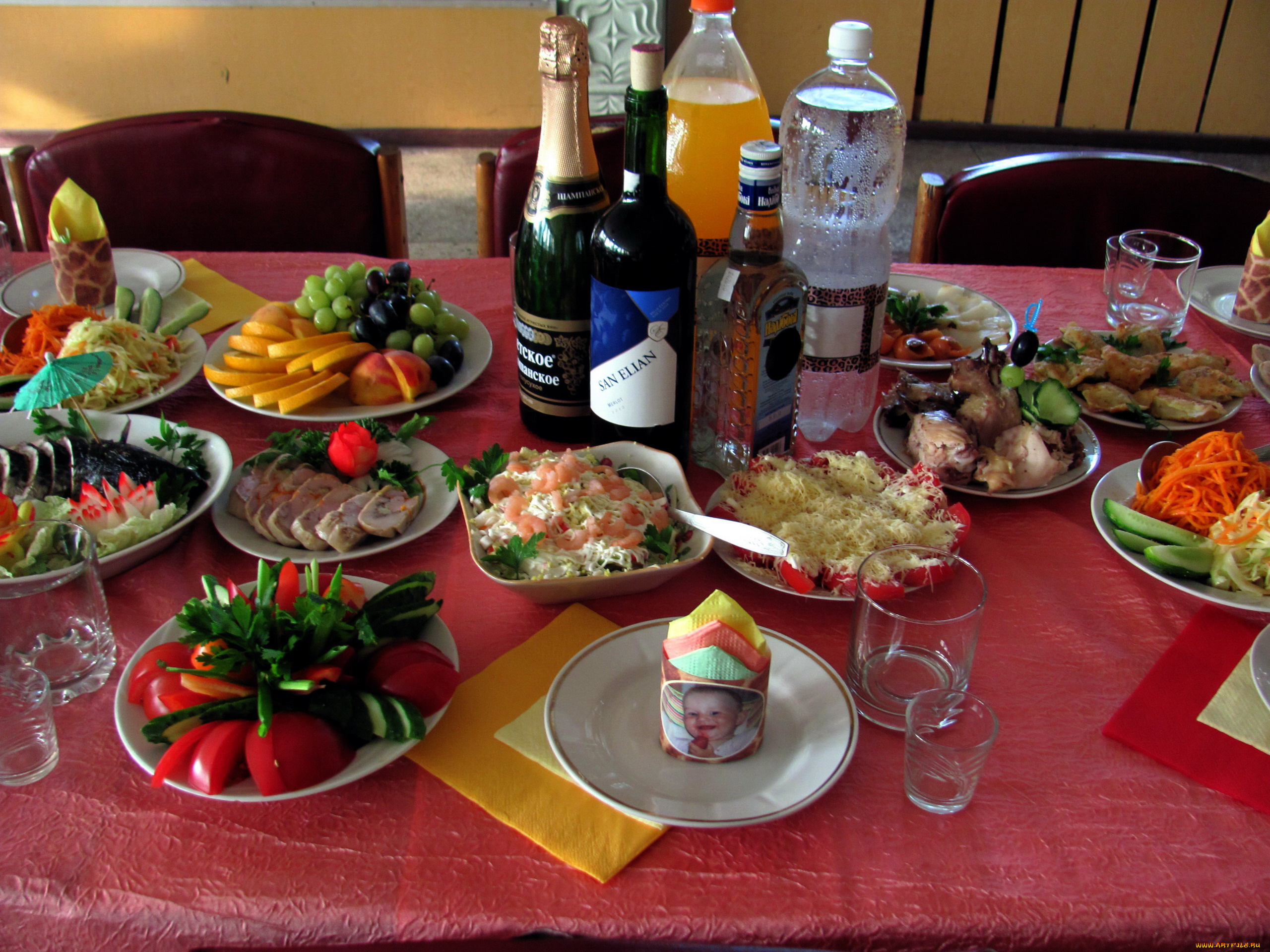 праздничный стол на день рождения фото сервировка в домашних условиях