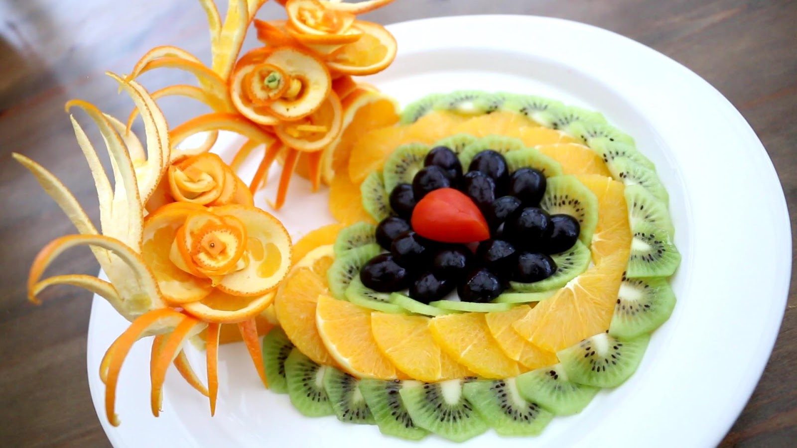 Пальма из фруктов на тарелке фото