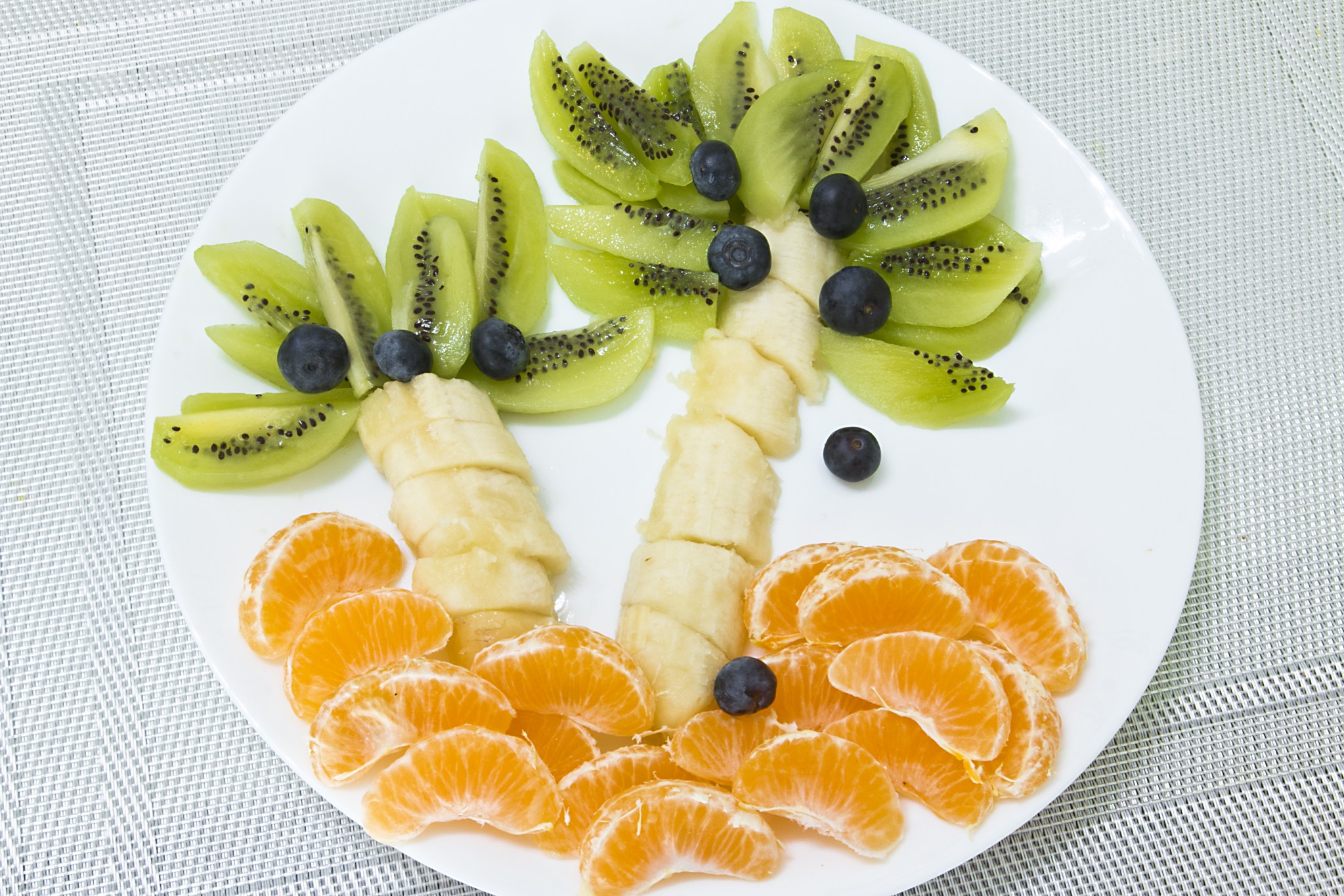 Пальма из фруктов на тарелке фото