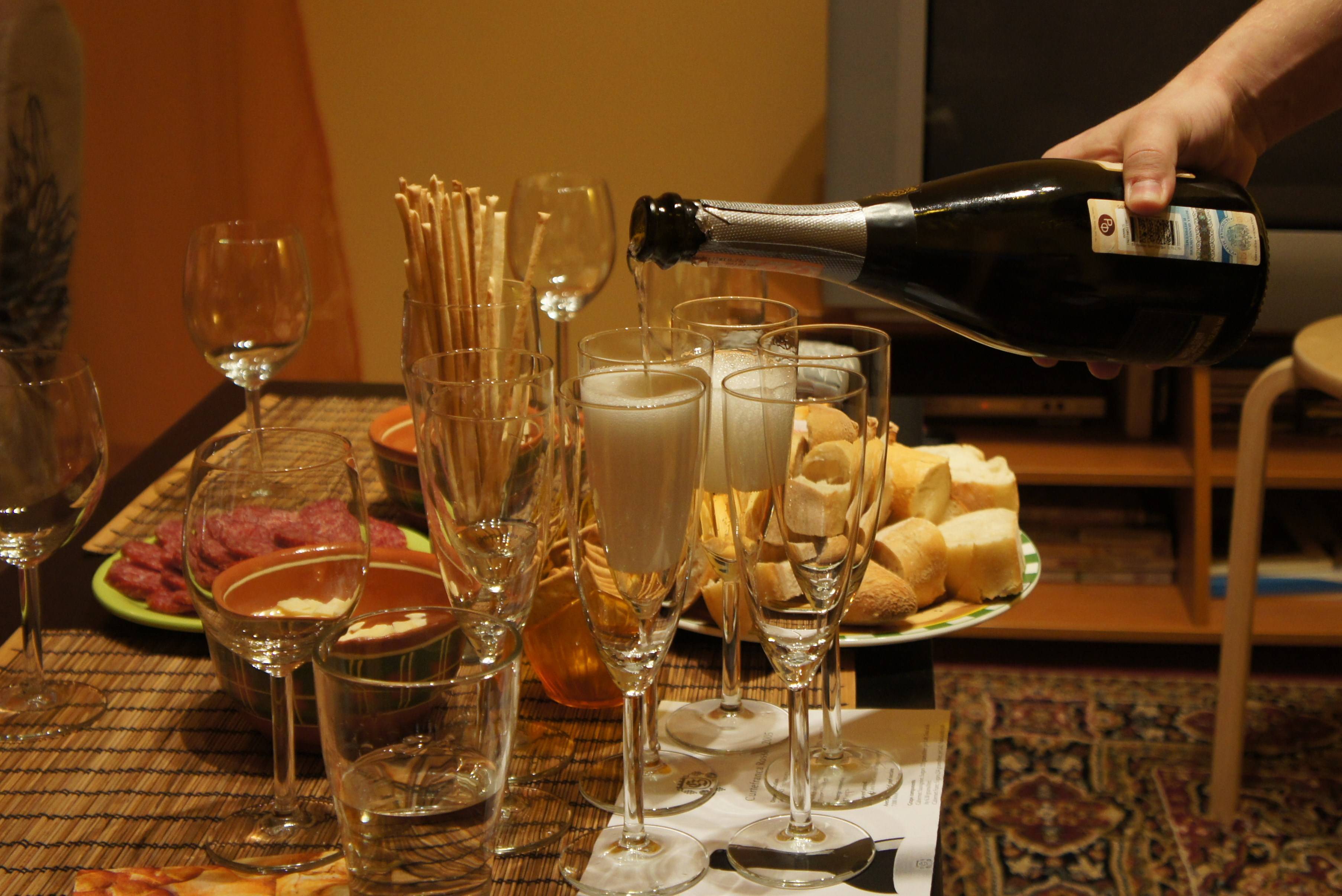 Праздничный стол с шампанским