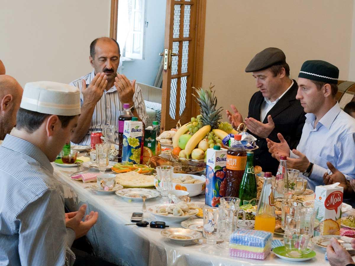 Исламский праздник сегодня. С праздником мусульман Ураза байрам. Ураза байрам, праздник разговения. Праздничный стол на Ураза байрам. Ураза байрам крымские татары.