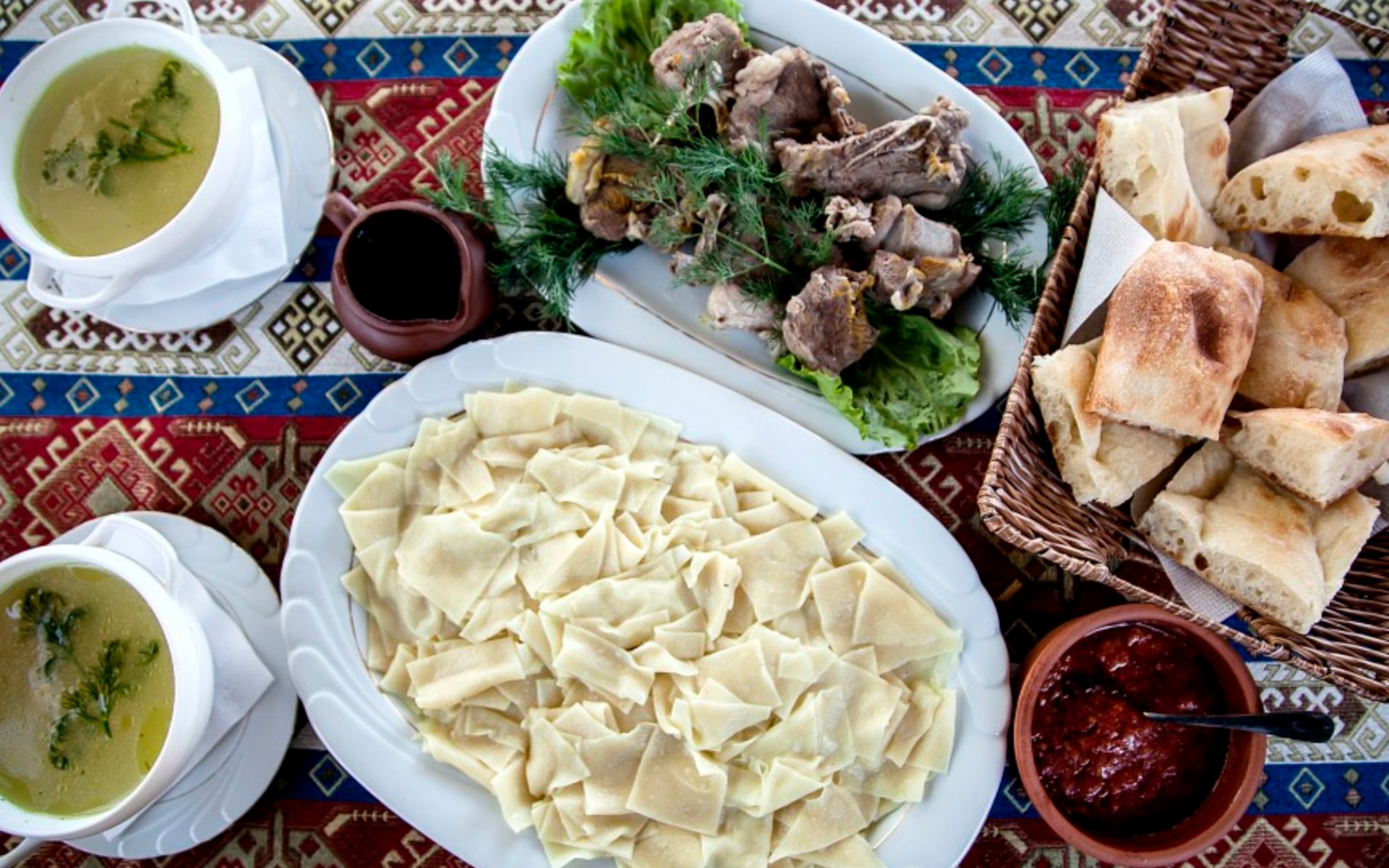 Хинкал в домашних условиях. Хинкал Дагестанский Лакский. Национальная кухня Дагестана хинкал. Дагестанское блюдо хинкал. Национальная еда хинкал Дагестанская.