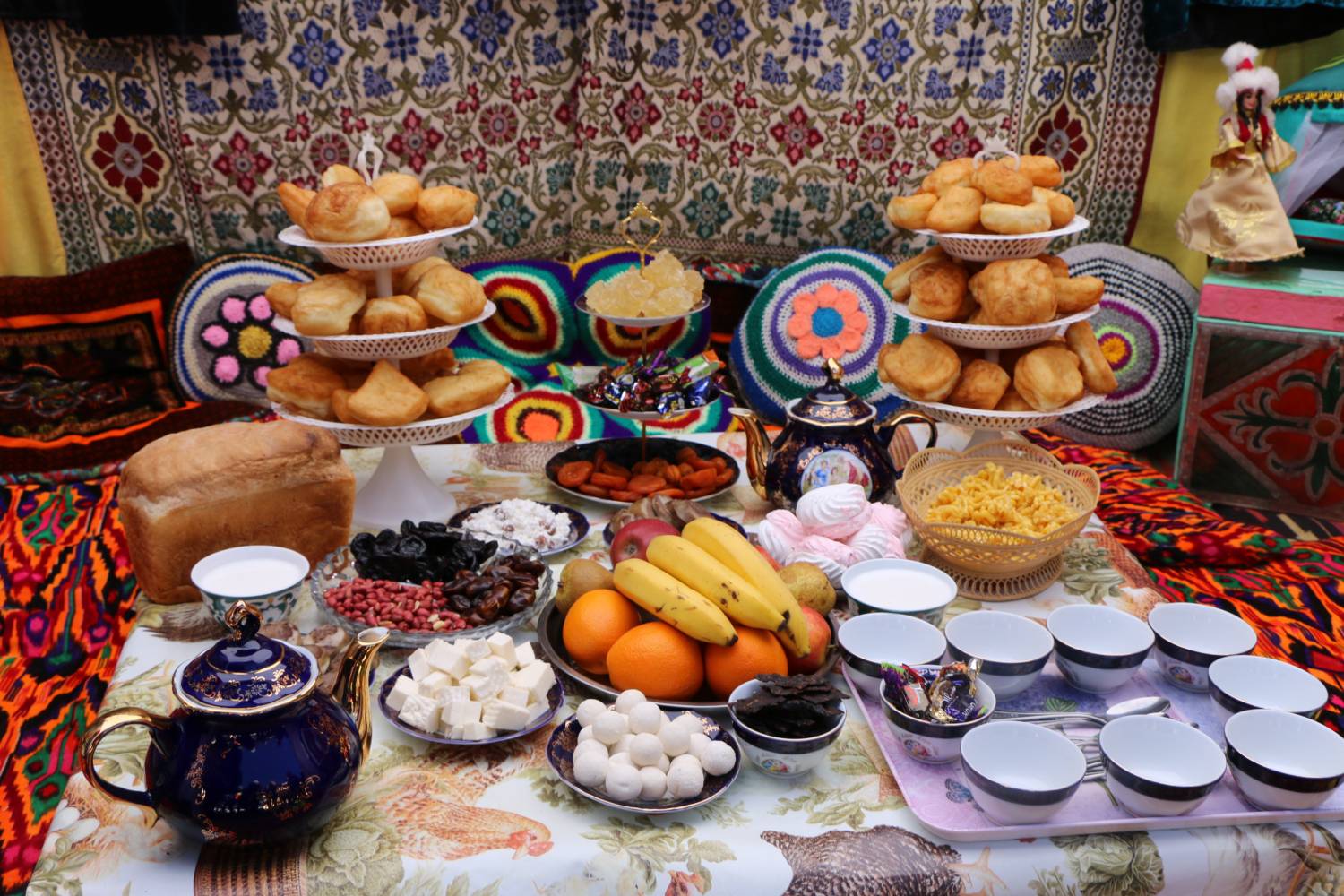 Казахский стол с едой